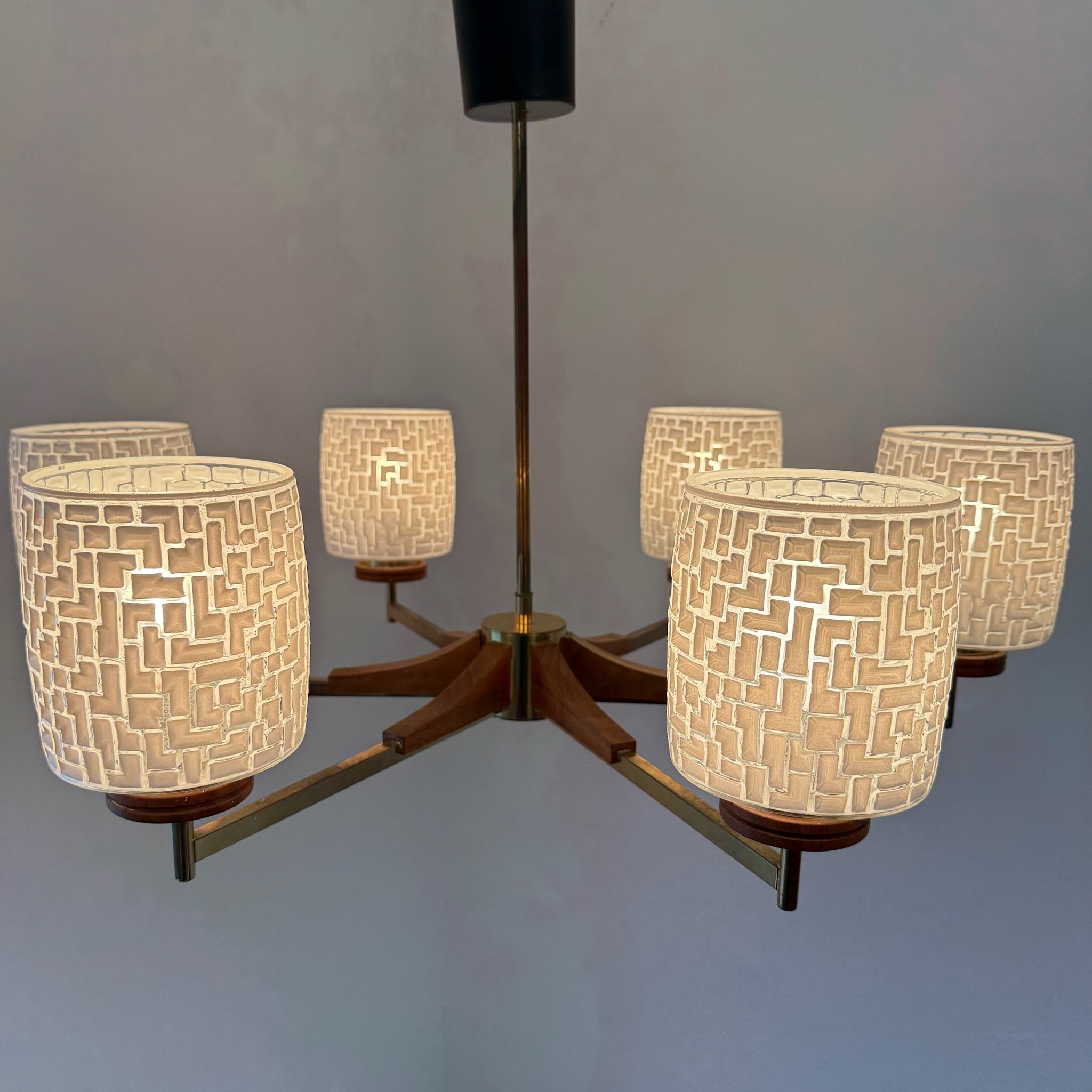 6-flammige Mid-Century Kronleuchter Teakholz & Messing I Skandinavischer Stil 1960er I Mosaik Glas-Schirme I Vintage 70 cm Showroom Ansbach
