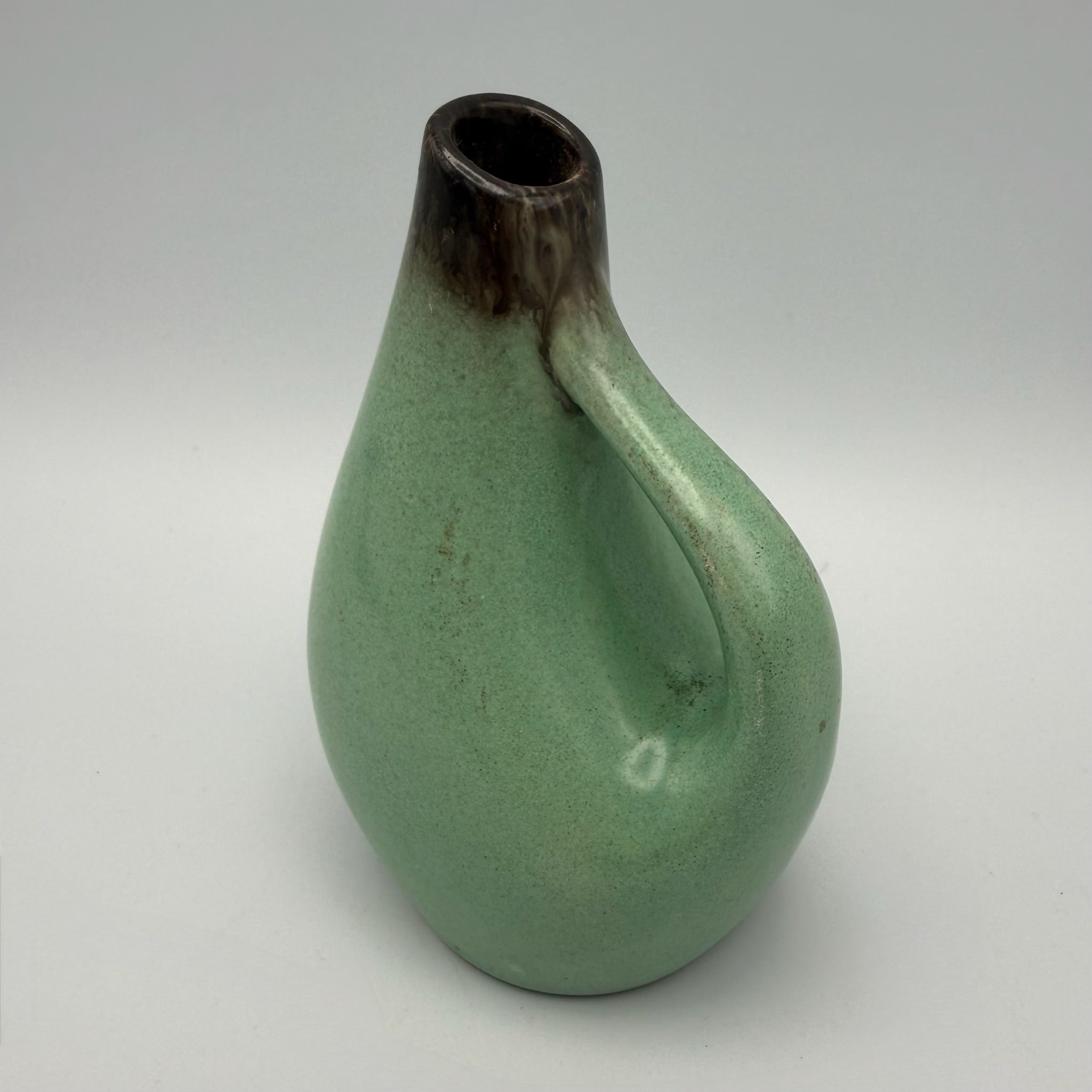 Mid-Century Henkelvase I Mintgrün & Braun I Organische Krugvase I West Germany 1950er 1960er I 10,5 cm Showroom Ansbach