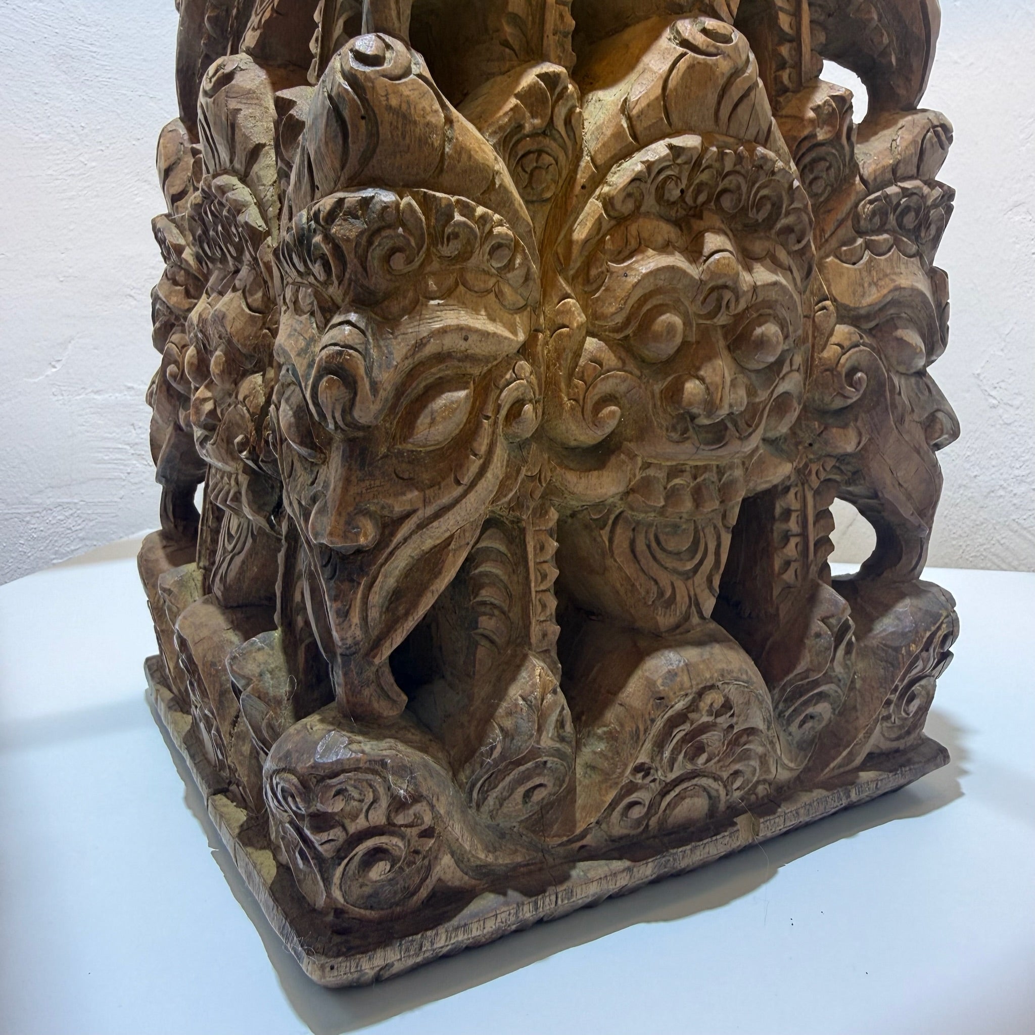 Große balinesische Tempellampe aus handgeschnitztem Hartholz – wahrscheinlich 19. Jahrhundert – monumentale Holzschnitzerei, 71 cm Showroom Ansbach