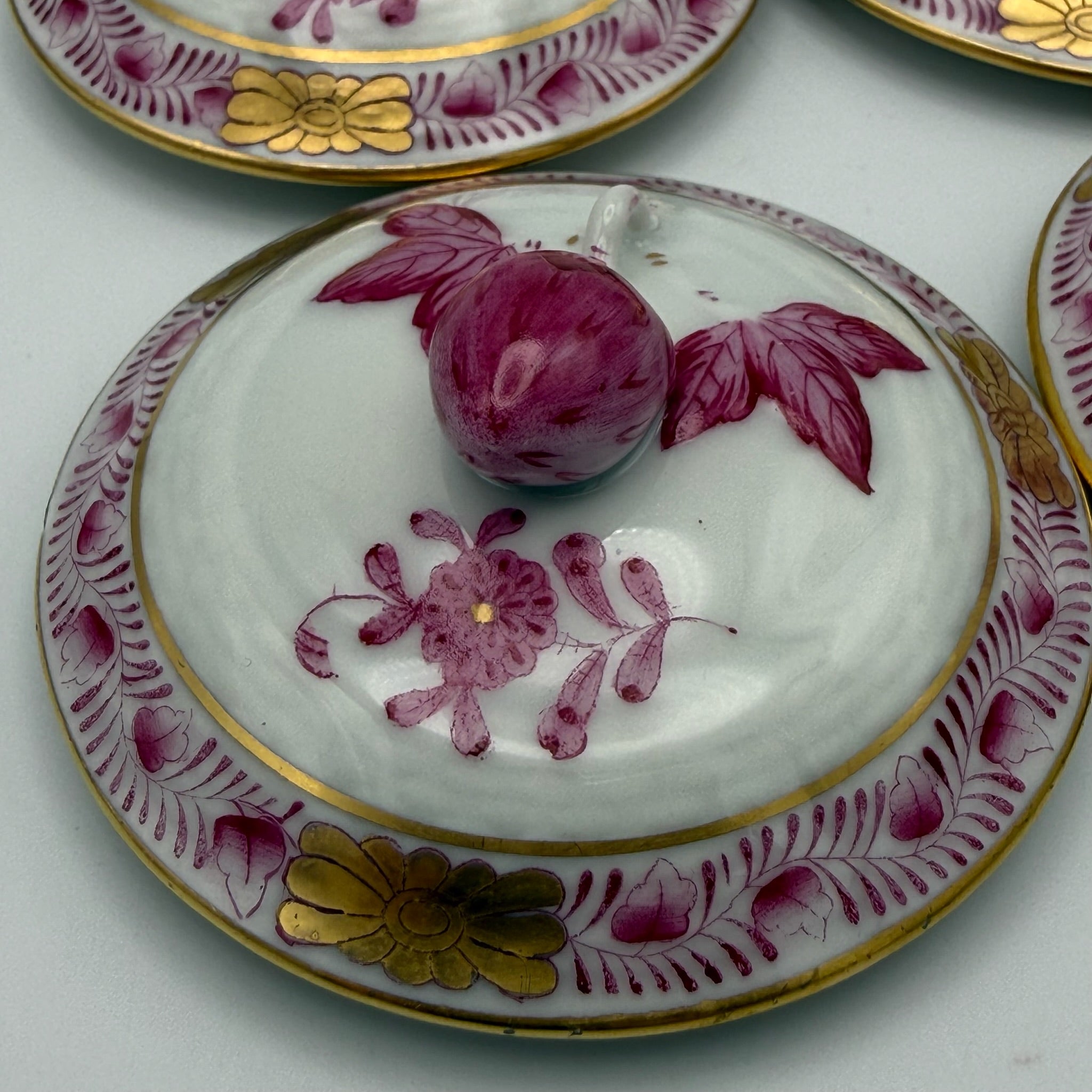 4er Set Herend Schokoladentassen mit Deckel I Apponyi Purpur I Handgemalt Rosenknauf Goldstaffage I Seltene Crème-Töpfen Herend