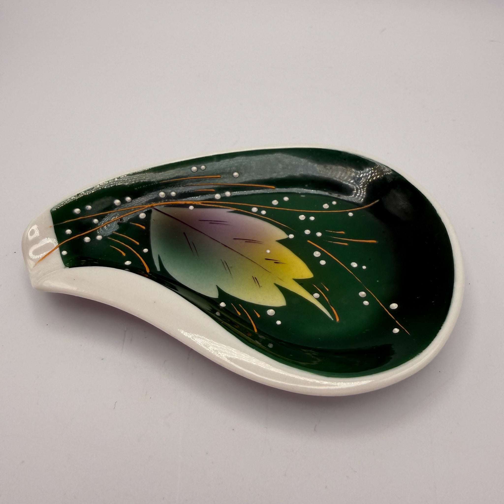 Kister Scheibe-Alsbach Prunkschälchen I Art Déco um 1930 I Erhabene Perlmalerei I Blattform Weiß Gold I 12,8 cm A. W. Fr. Kister