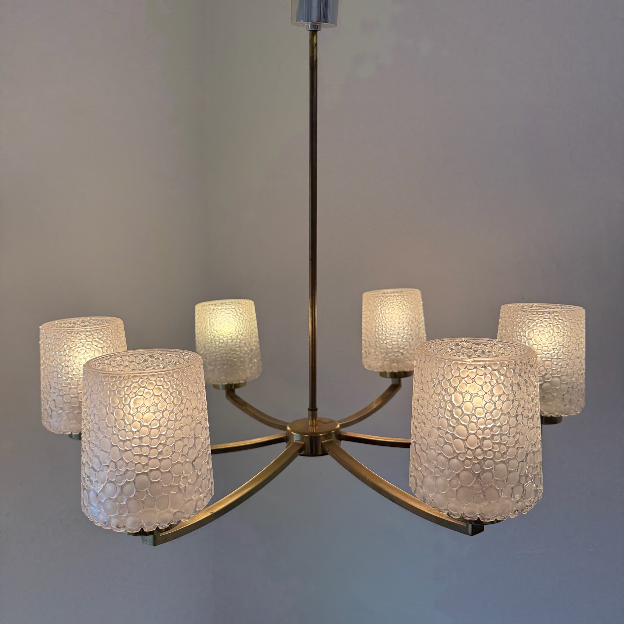 6-flammiger Mid-Century Messing Kronleuchter 1960er I Ikonische Bubble Glas Schirme I Satiniertes Noppenglas Deckenlampe 68 cm Showroom Ansbach
