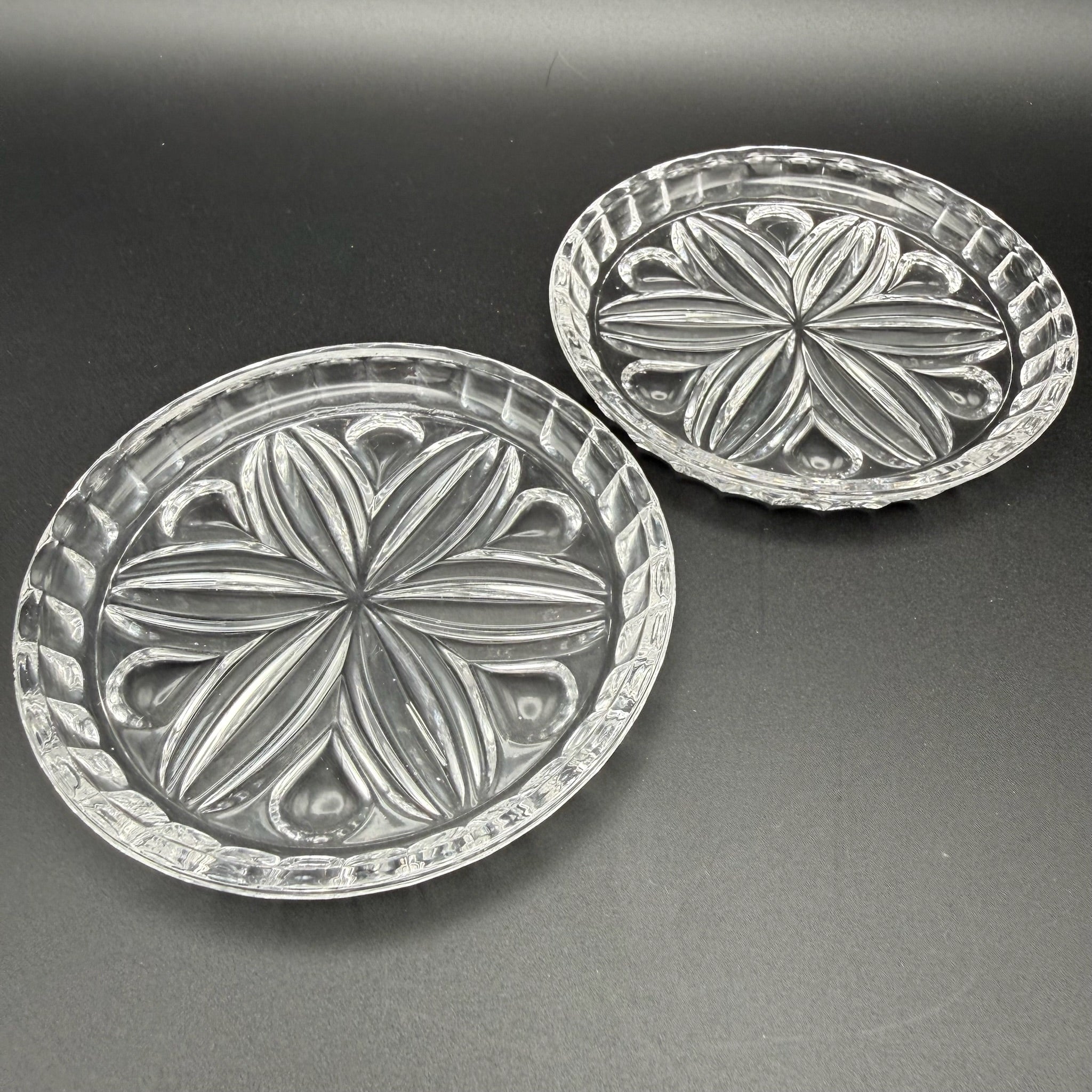 2x Uranglas Teller Untersetzer UV Glas fluoreszierend Art Deco 10,8 cm Showroom Ansbach