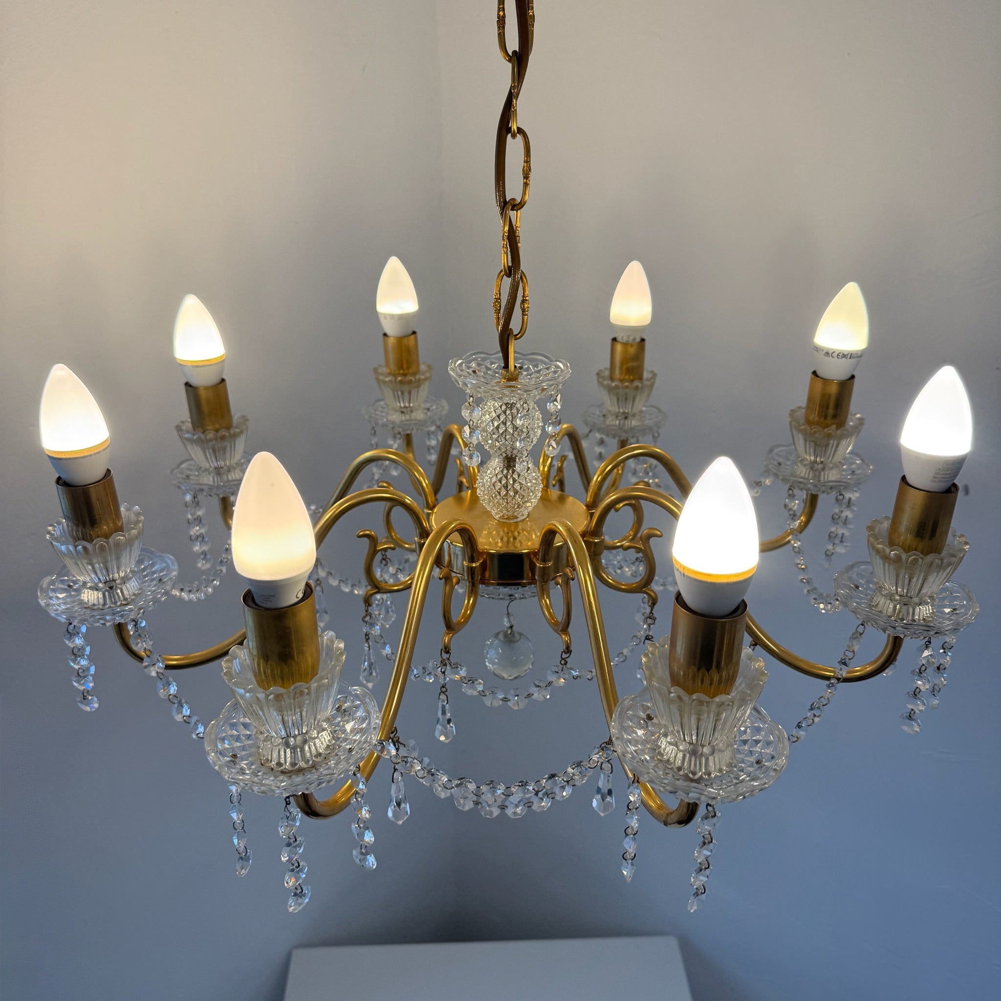Prachtvoller 8-flammiger Kristall-Kronleuchter um 1960 I 14 Karat Echtgold-Vergoldung I Schweres Bleikristall Prunk-Chandelier 74 cm Showroom Ansbach