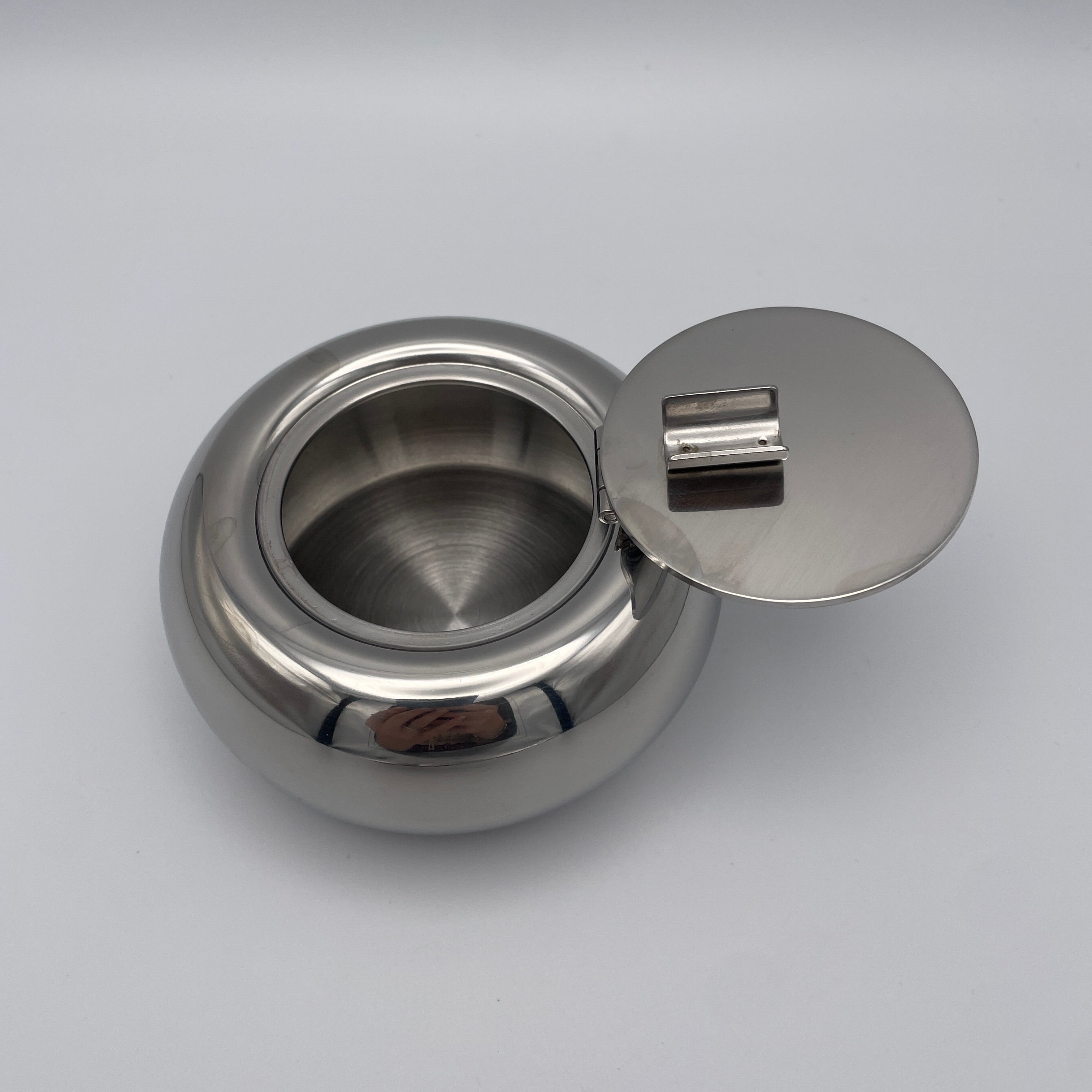Edelstahl Klappschenbecher Tischaschenbecher Kugel Vintage 1970 Mid Century Showroom Ansbach
