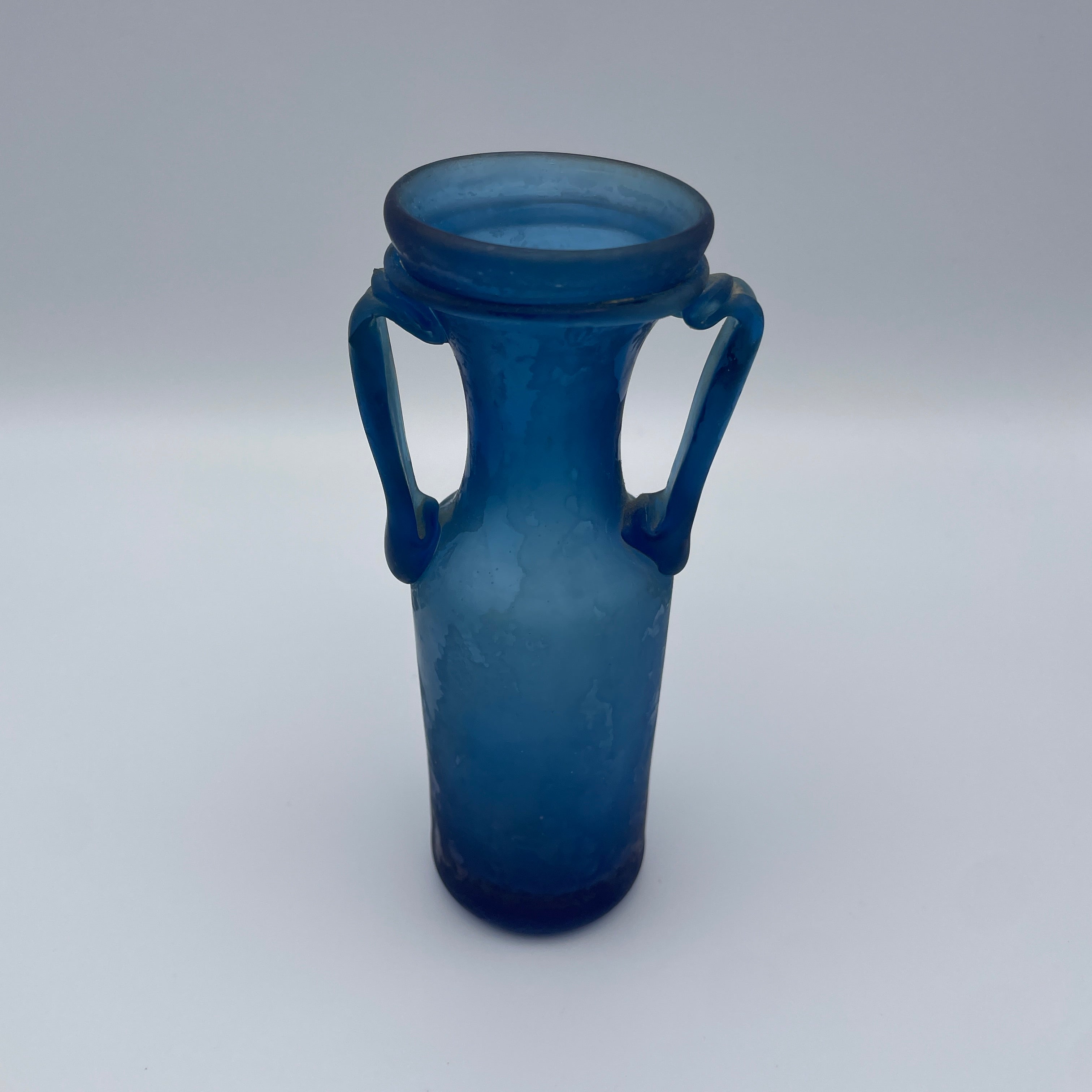 Blaue Studioglas-Henkelvase signiert und datiert 1979 Showroom Ansbach