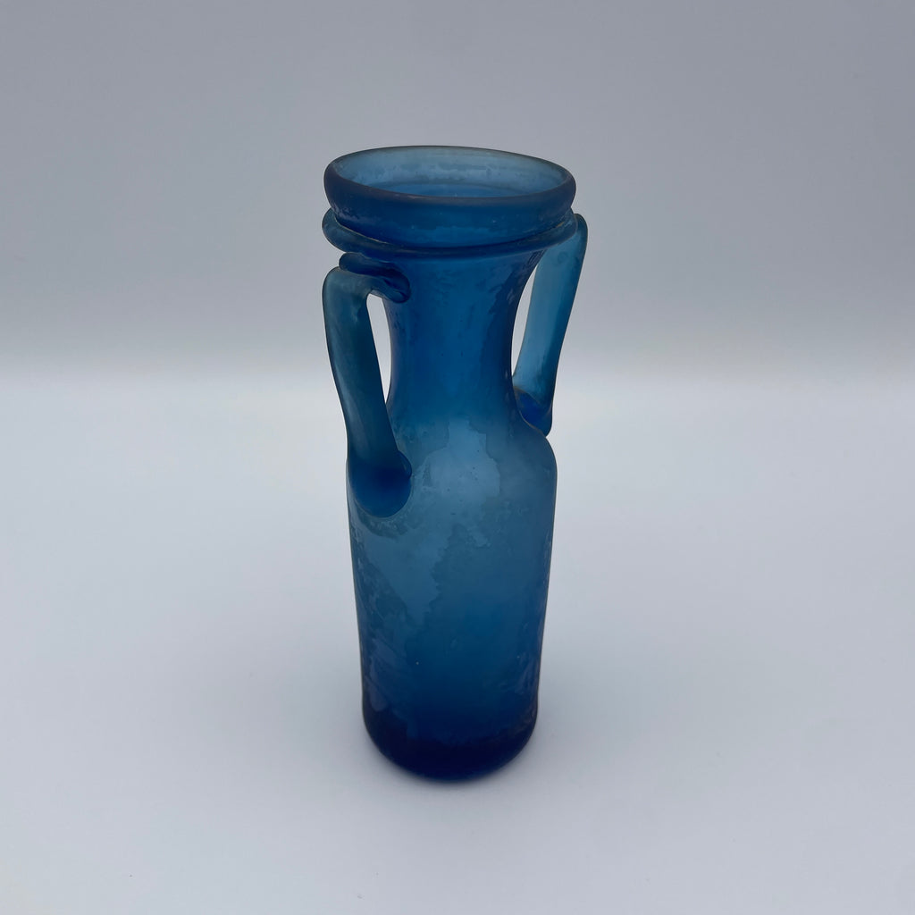 Blaue Studioglas-Henkelvase signiert und datiert 1979 Showroom Ansbach