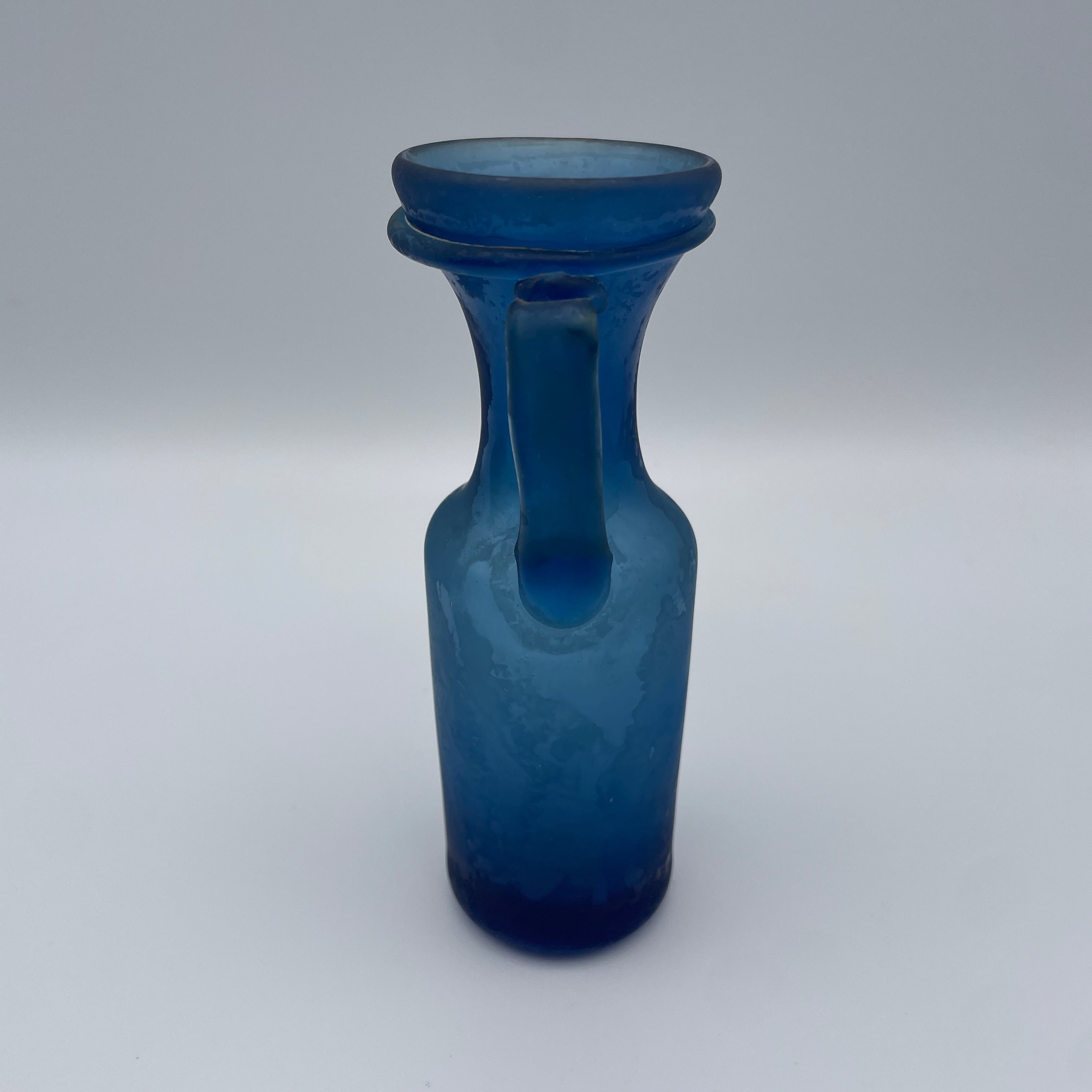 Blaue Studioglas-Henkelvase signiert und datiert 1979 Showroom Ansbach