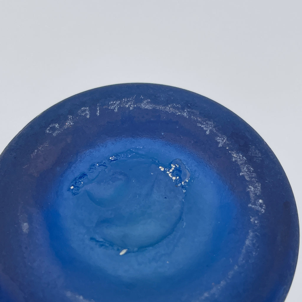 Blaue Studioglas-Henkelvase signiert und datiert 1979 Showroom Ansbach