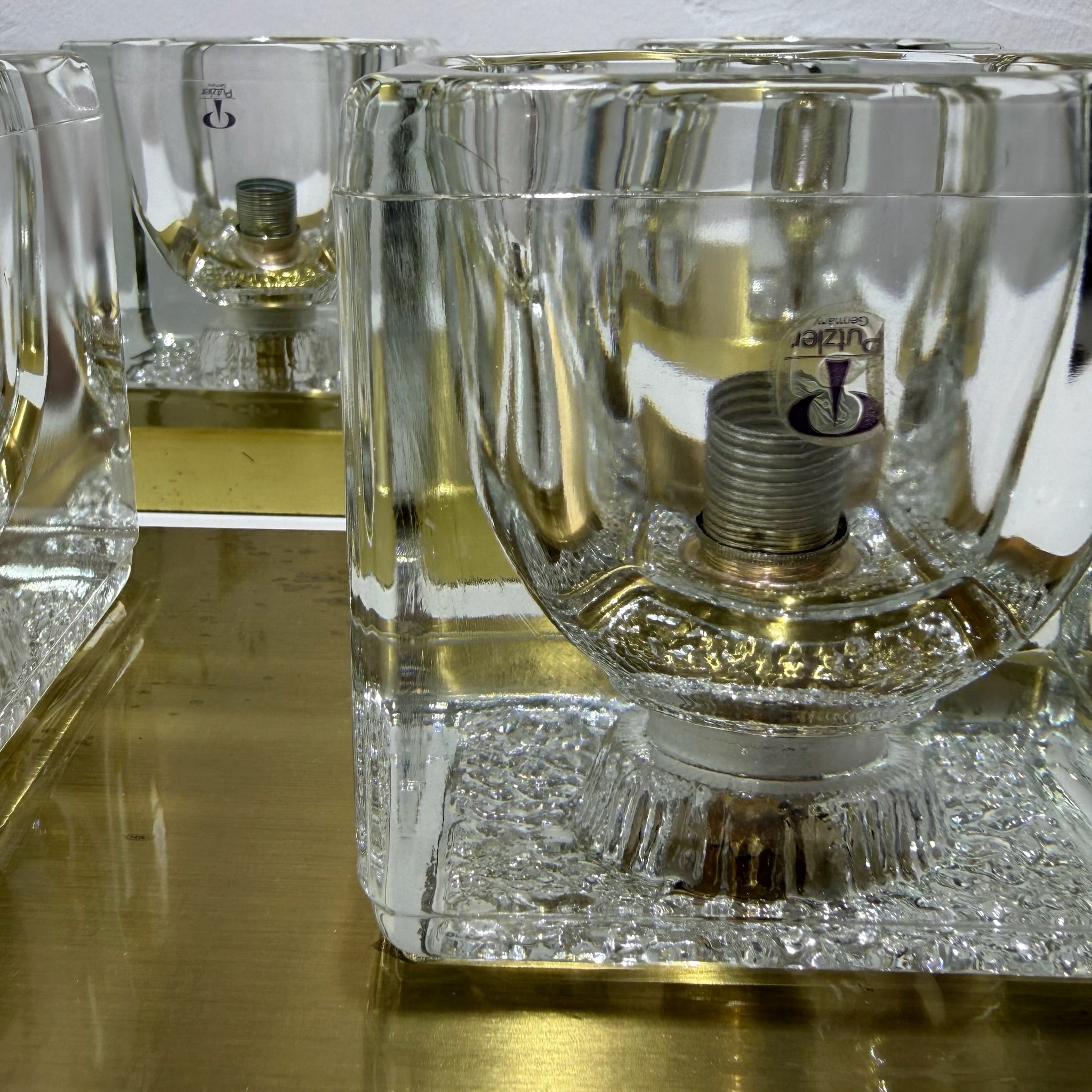2x Peill & Putzler Wandlampe Eisglas Messing 70er Jahre Design Leuchte Kristallglas Paar Showroom Ansbach
