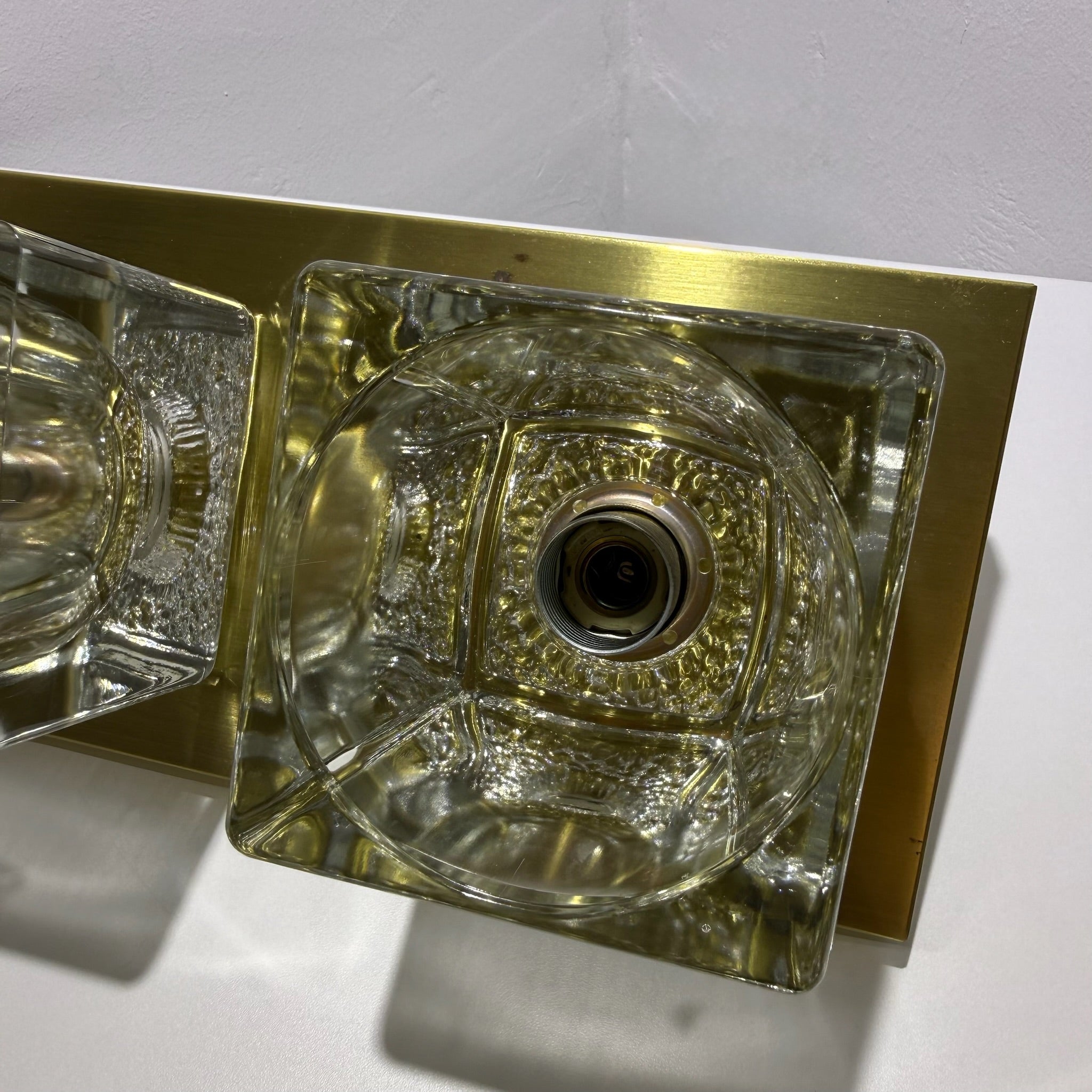 2x Peill & Putzler Wandlampe Eisglas Messing 70er Jahre Design Leuchte Kristallglas Paar Showroom Ansbach