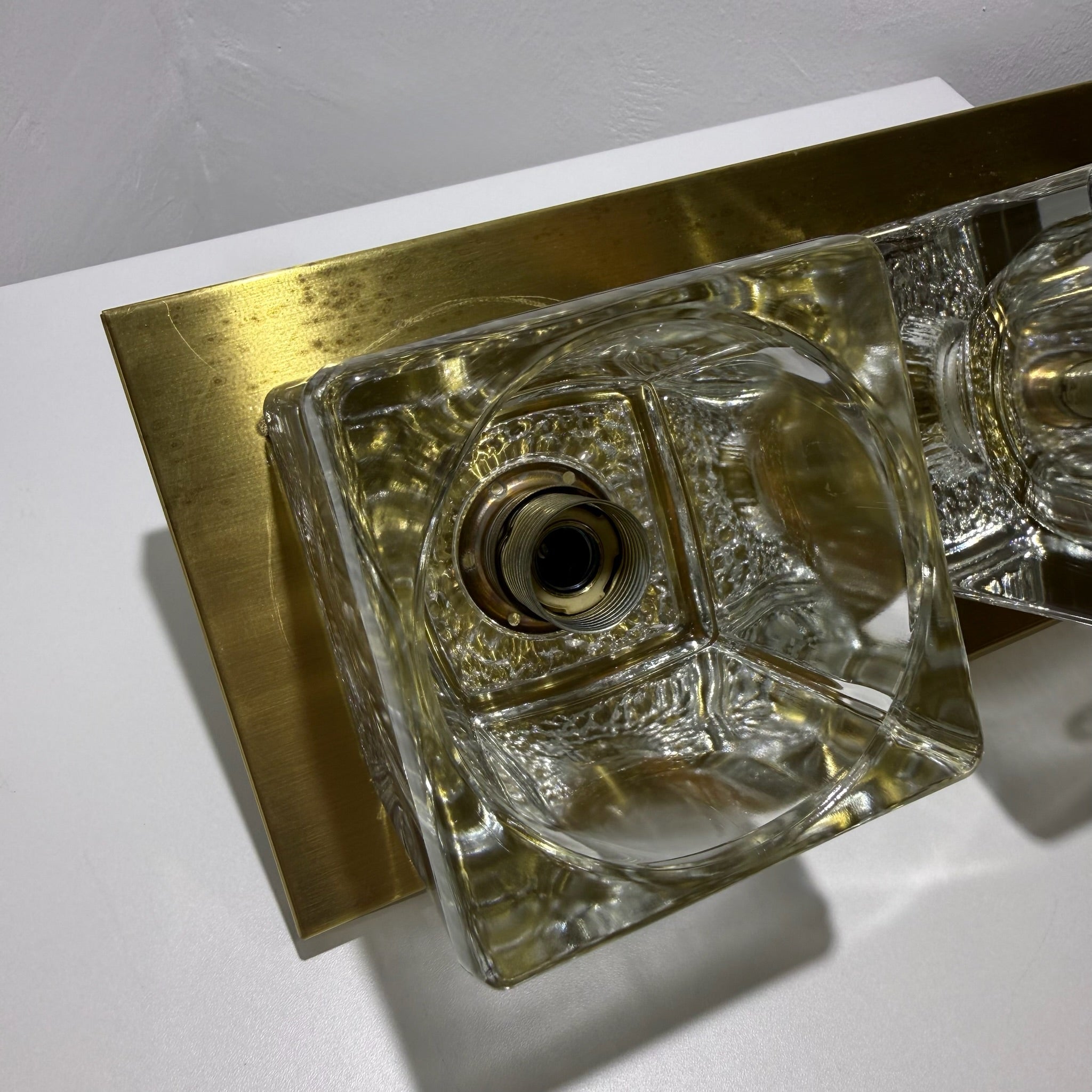 2x Peill & Putzler Wandlampe Eisglas Messing 70er Jahre Design Leuchte Kristallglas Paar Showroom Ansbach