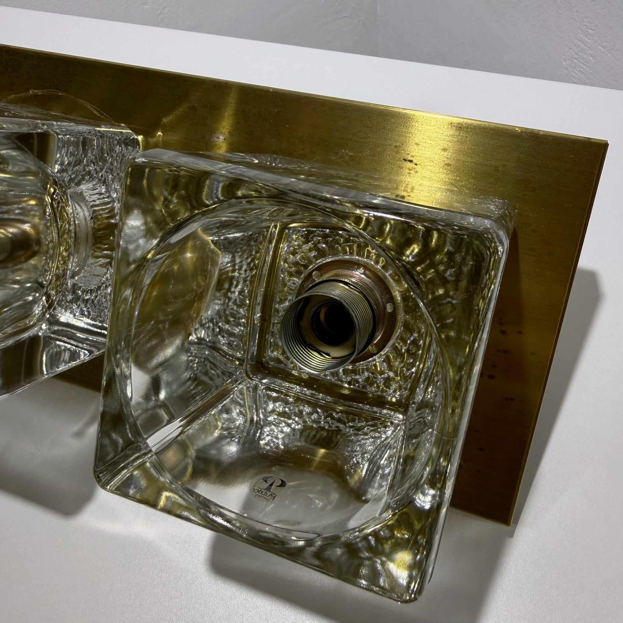 2x Peill & Putzler Wandlampe Eisglas Messing 70er Jahre Design Leuchte Kristallglas Paar Showroom Ansbach