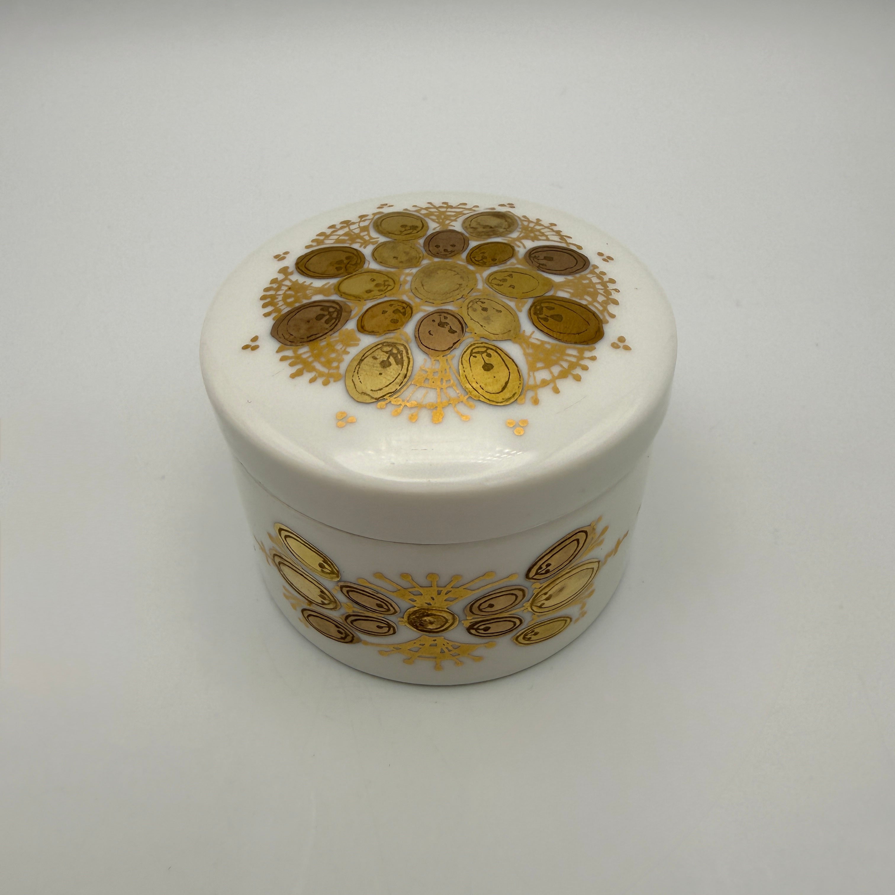 Rosenthal studio-line Bjørn Wiinblad Quatre Couleurs Deckeldose Porzellan 6 cm Showroom Ansbach