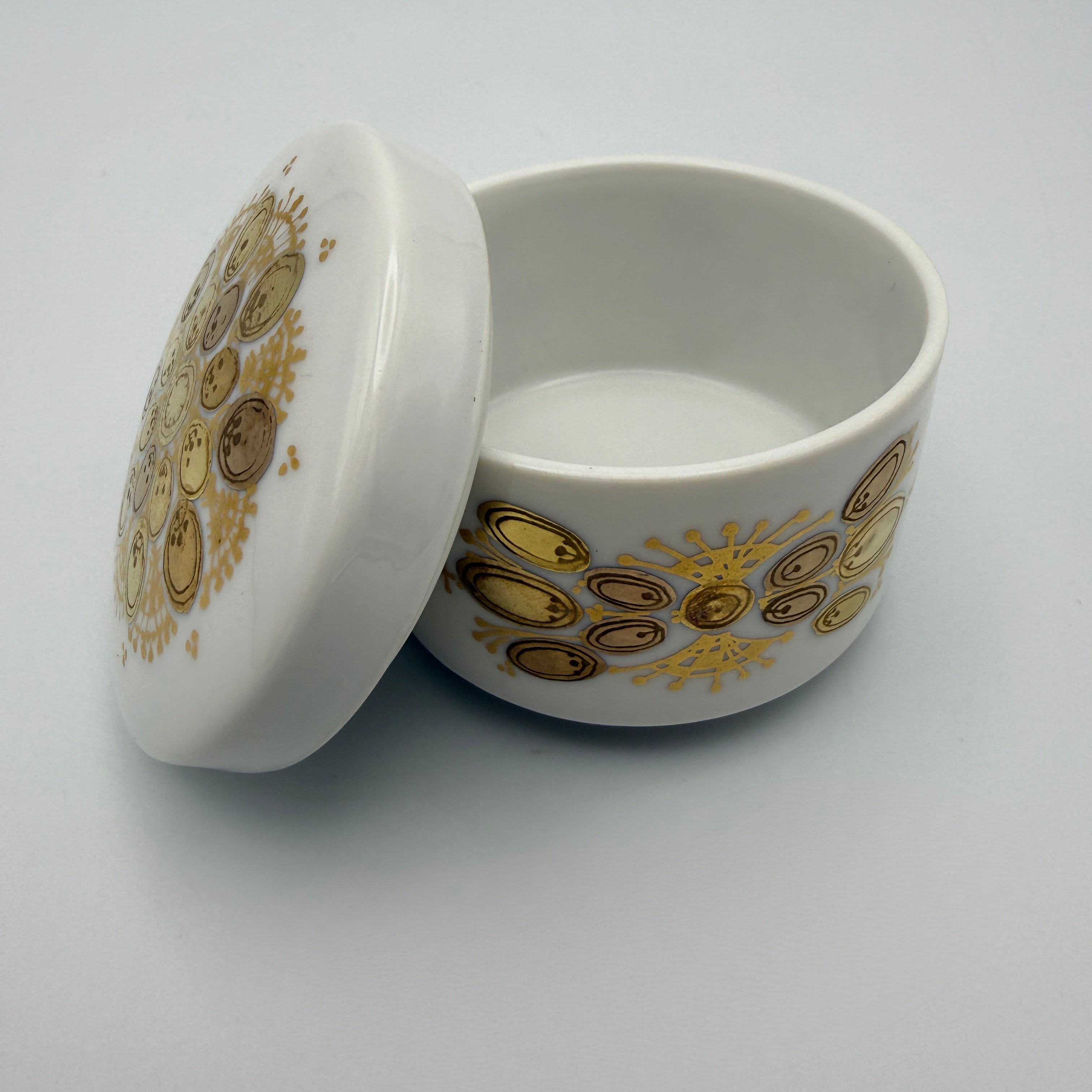 Rosenthal studio-line Bjørn Wiinblad Quatre Couleurs Deckeldose Porzellan 6 cm Showroom Ansbach