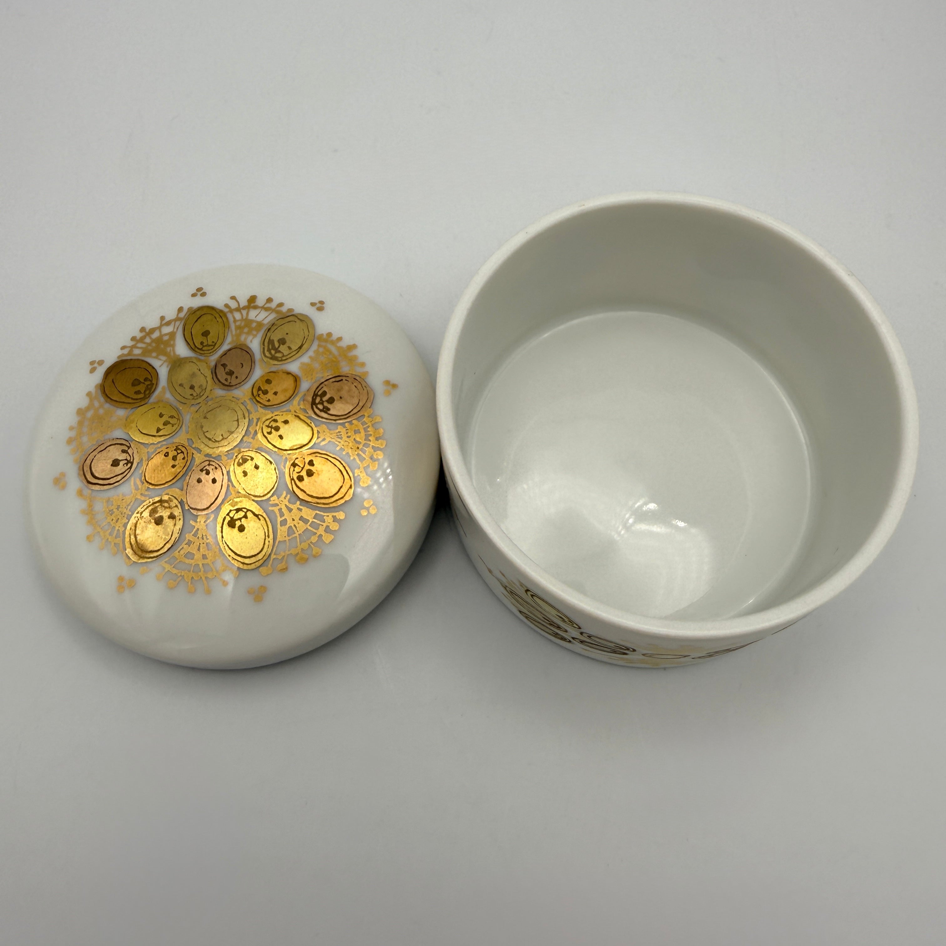 Rosenthal studio-line Bjørn Wiinblad Quatre Couleurs Deckeldose Porzellan 6 cm Showroom Ansbach