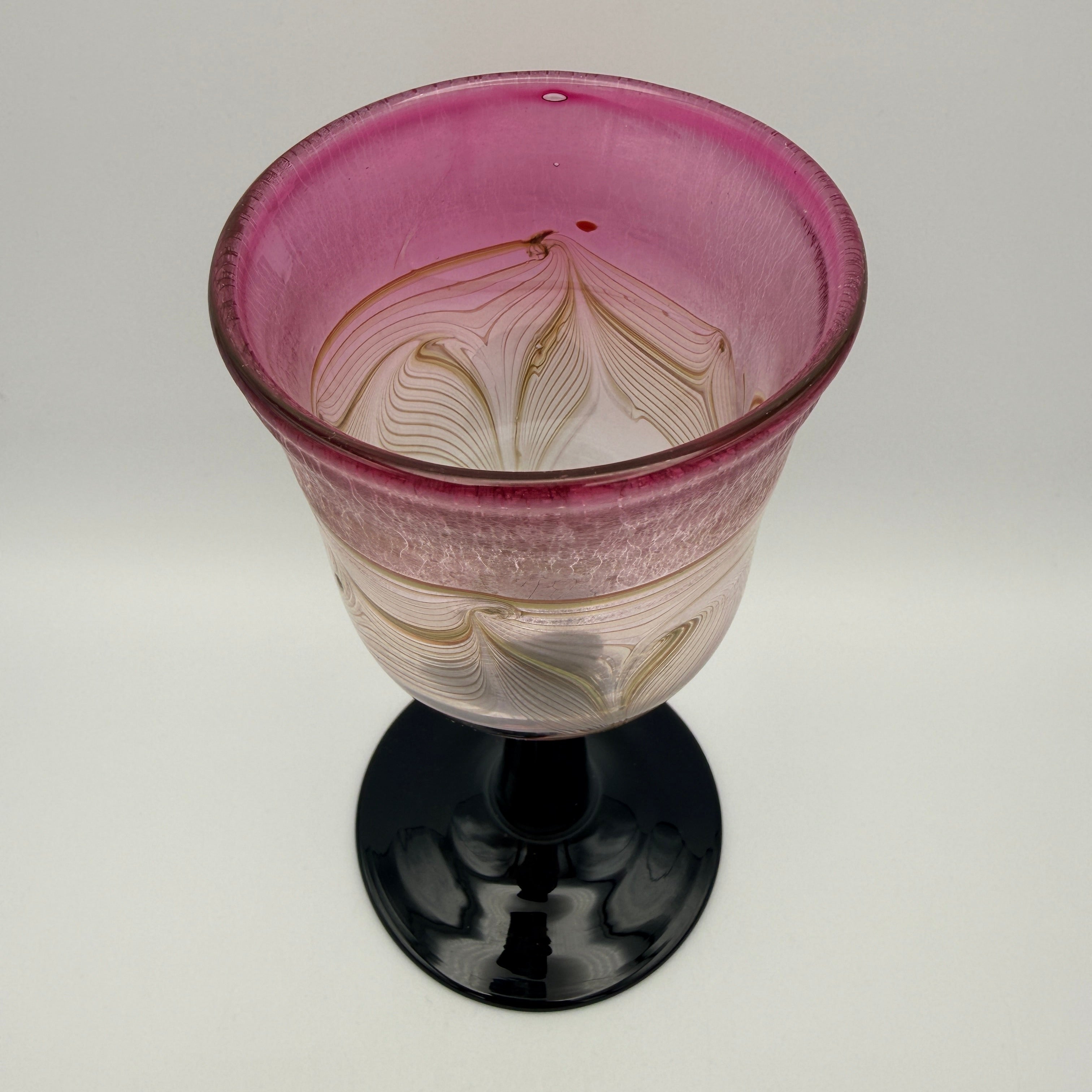 Eisch Studioglas Kelchglas signiert 1981 I Prunkglas Amethyst Federdekor Glashütte Eisch