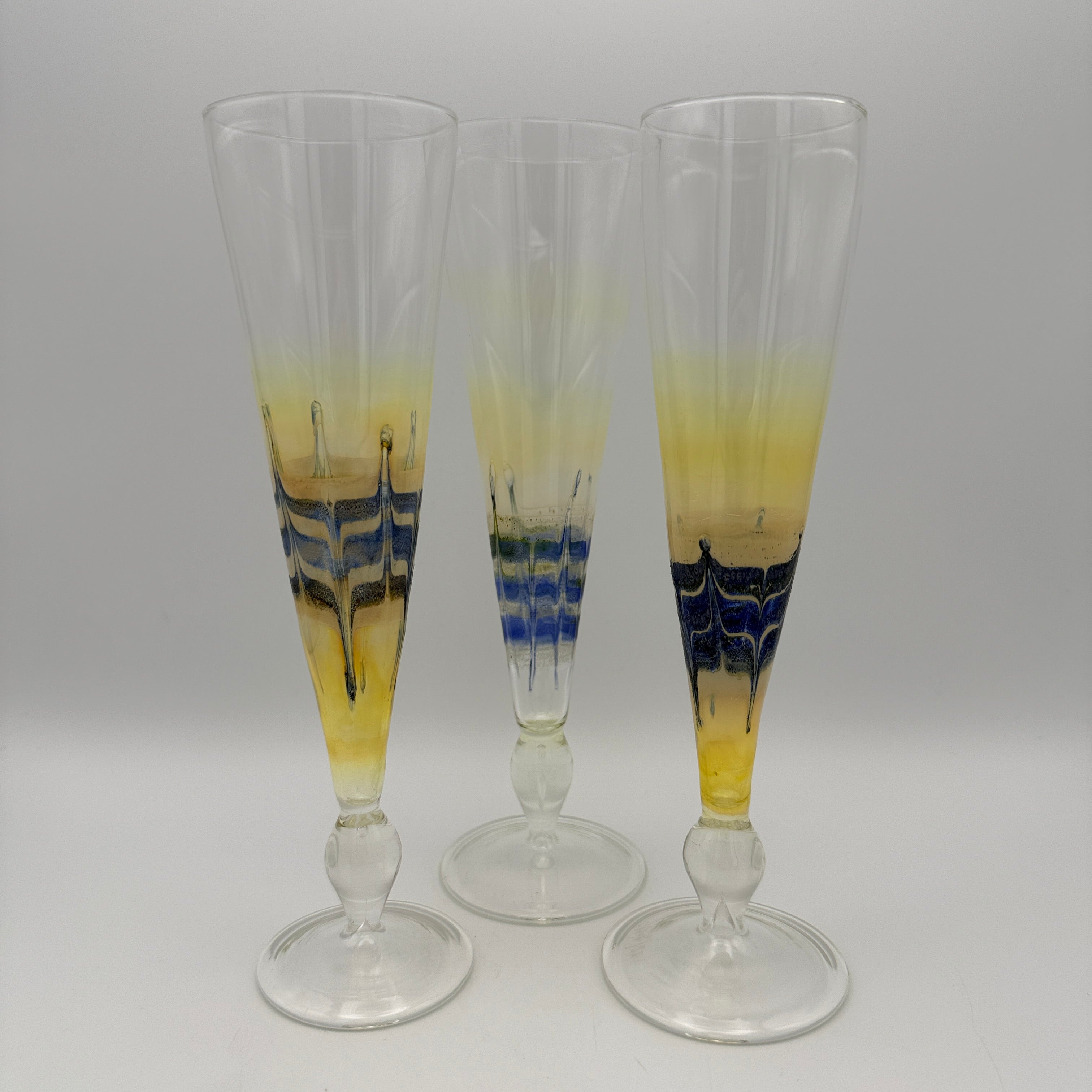 3er Set Handarbeit Sektflöten signiert 1988-1990 I Kunstglas Kelchgläser 268g Showroom Ansbach