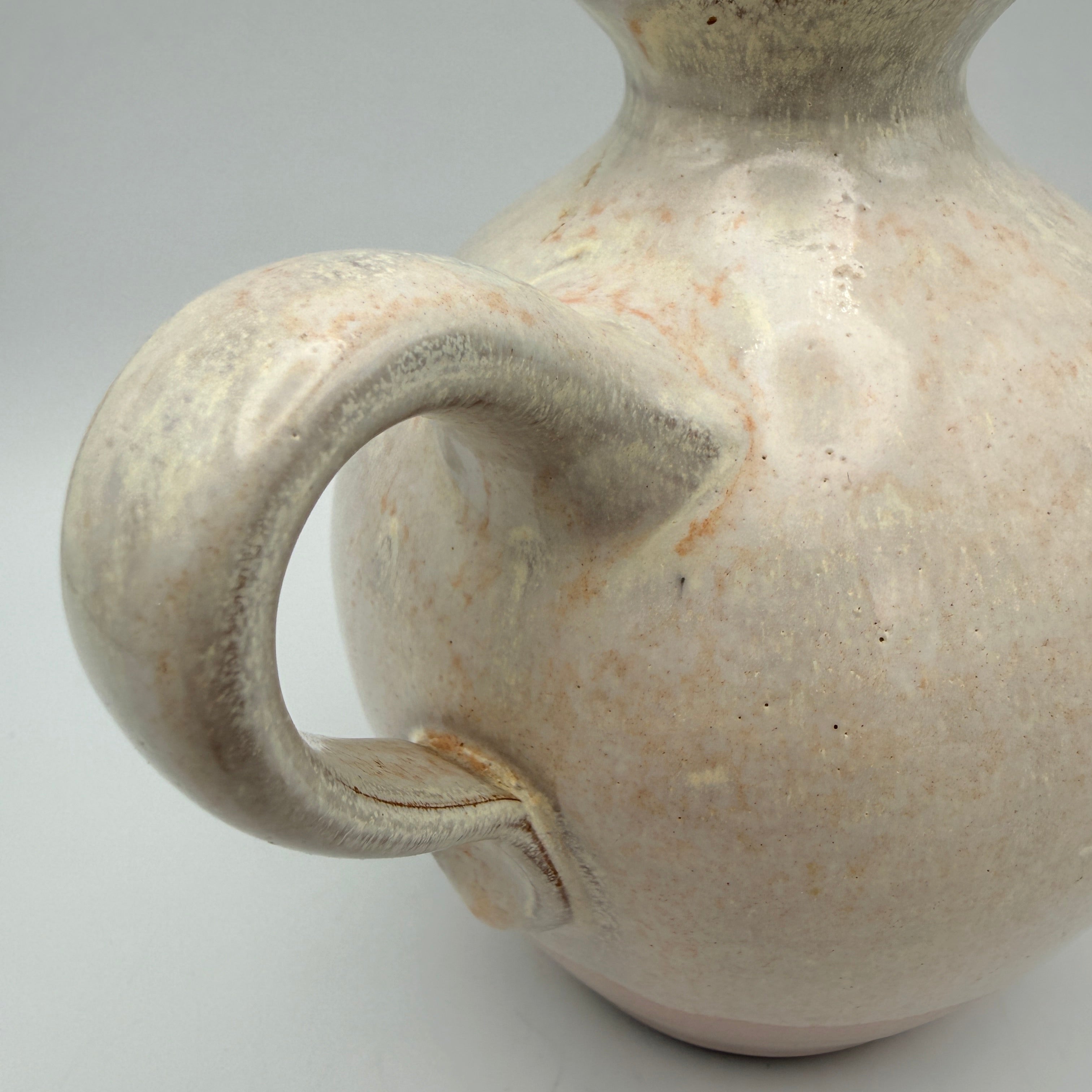 Studiokeramik Henkelvase Cremeweiß Rosé I 1980er Vintage Kugelvase Signiert Showroom Ansbach