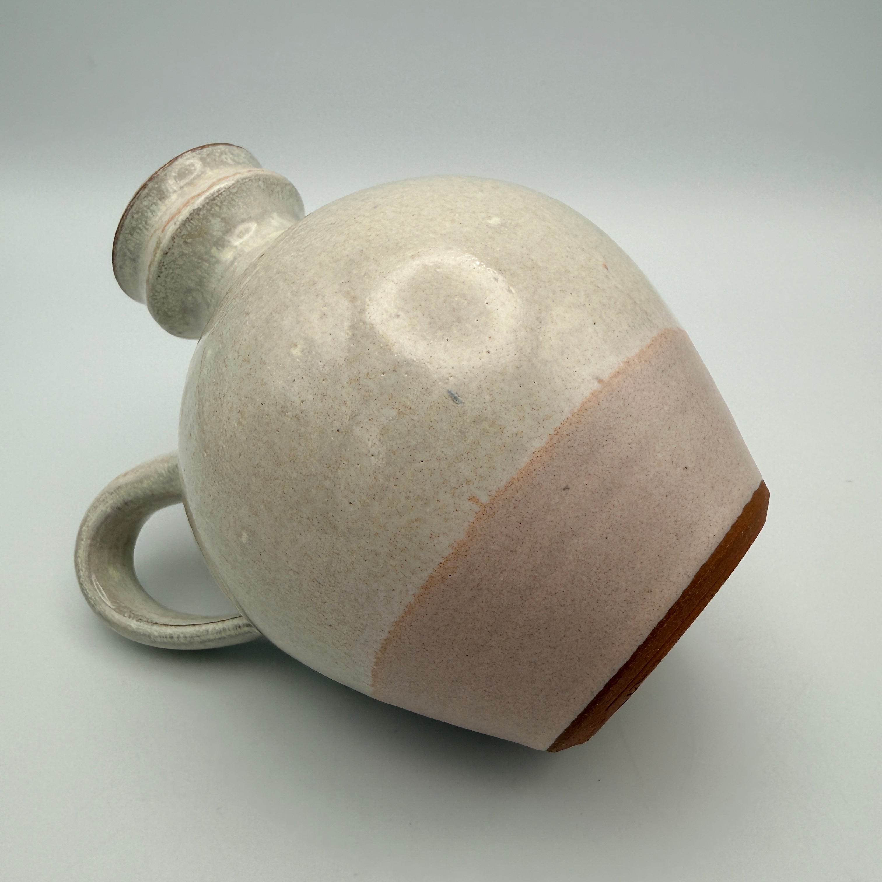 Studiokeramik Henkelvase Cremeweiß Rosé I 1980er Vintage Kugelvase Signiert Showroom Ansbach