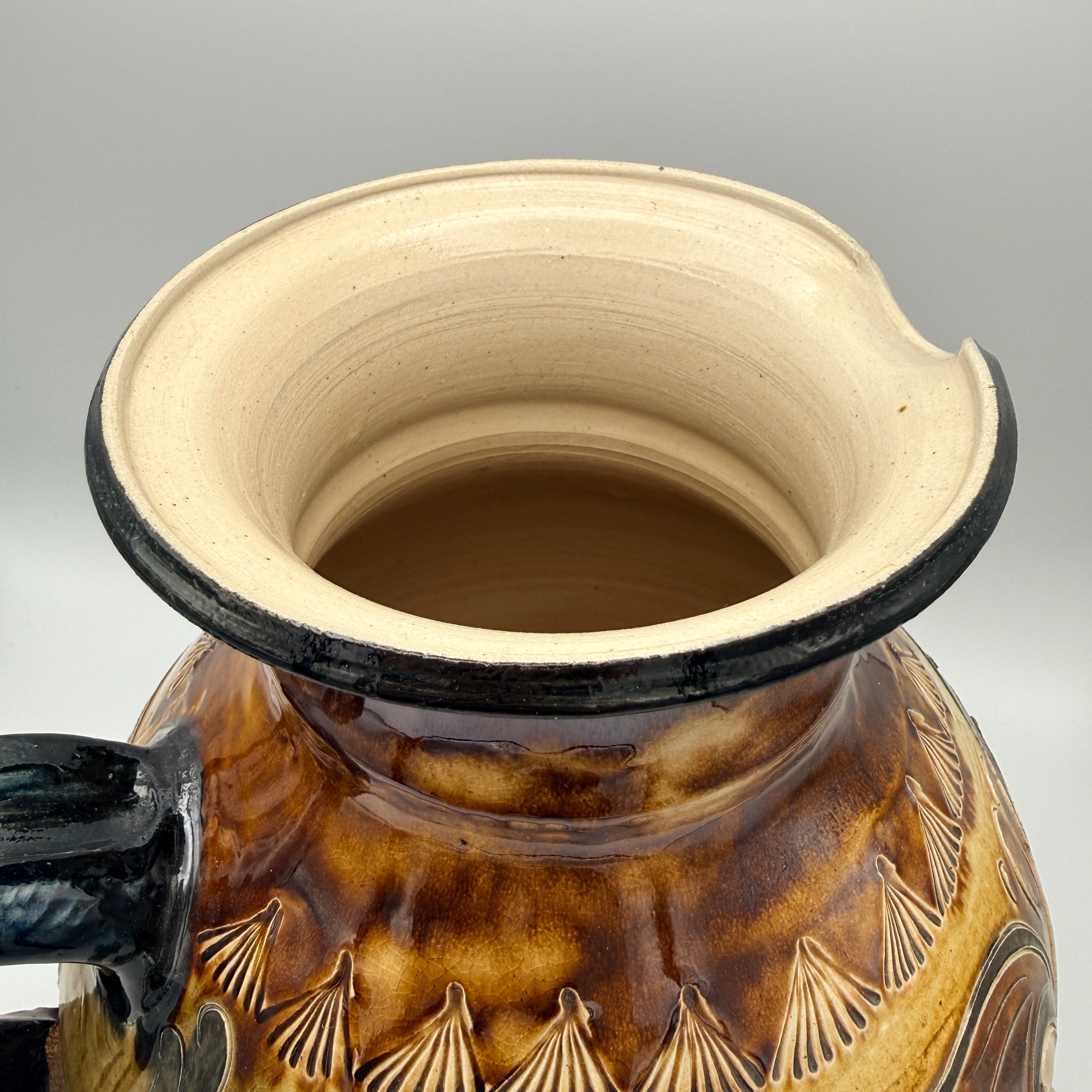 Grosser Keramik Krug Henkelkrug 24,5cm Relief Handarbeit Landhaus Vintage 1980 Showroom Ansbach