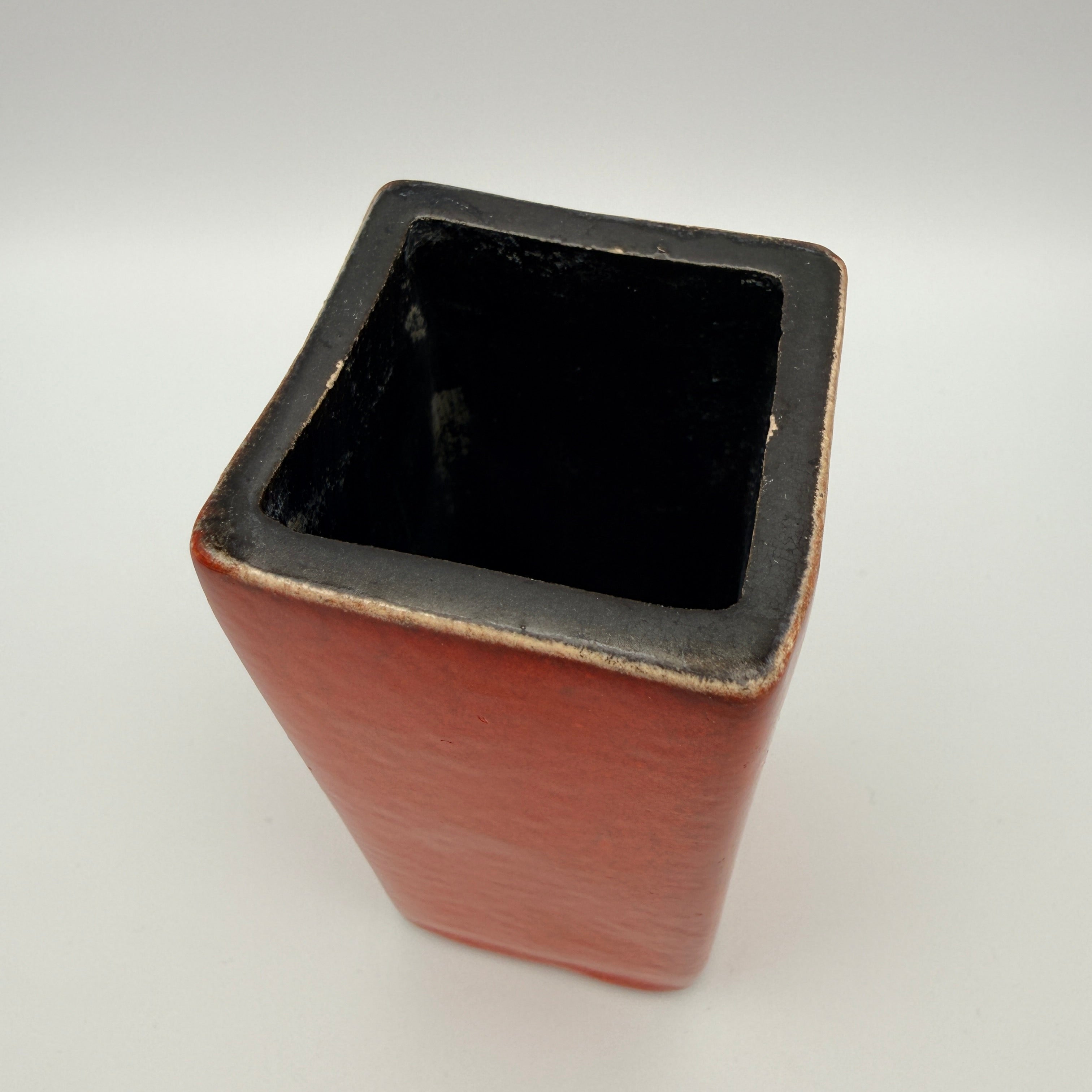 Mid Century Keramikvase Rot Rechteckig ca. 1960er–1970er Jahre Showroom Ansbach