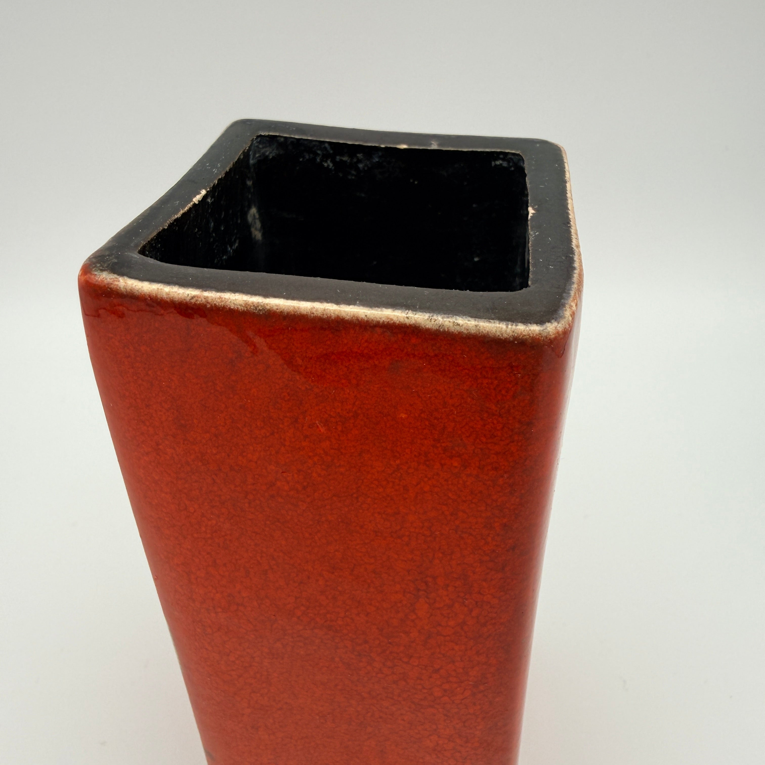 Mid Century Keramikvase Rot Rechteckig ca. 1960er–1970er Jahre Showroom Ansbach