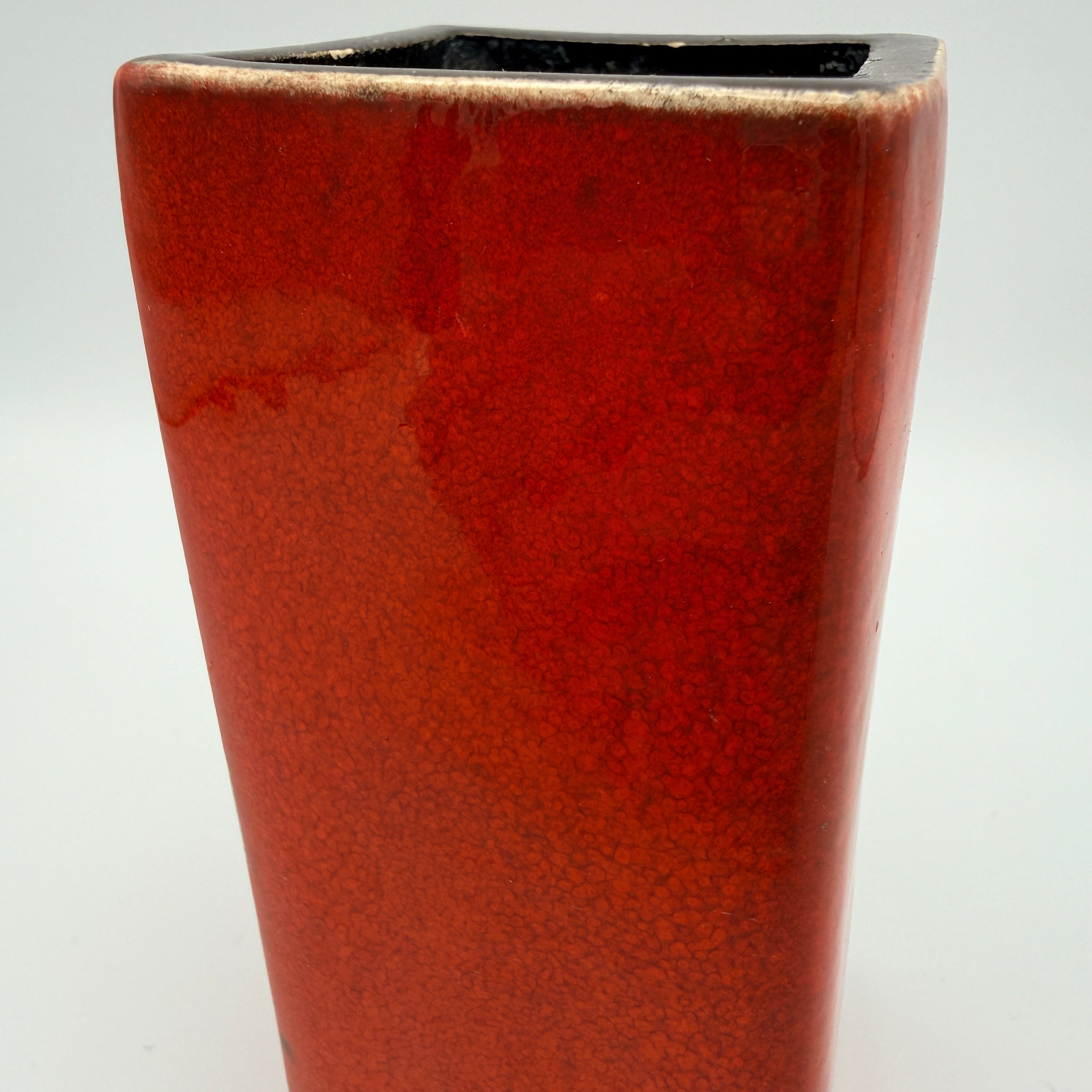 Mid Century Keramikvase Rot Rechteckig ca. 1960er–1970er Jahre Showroom Ansbach