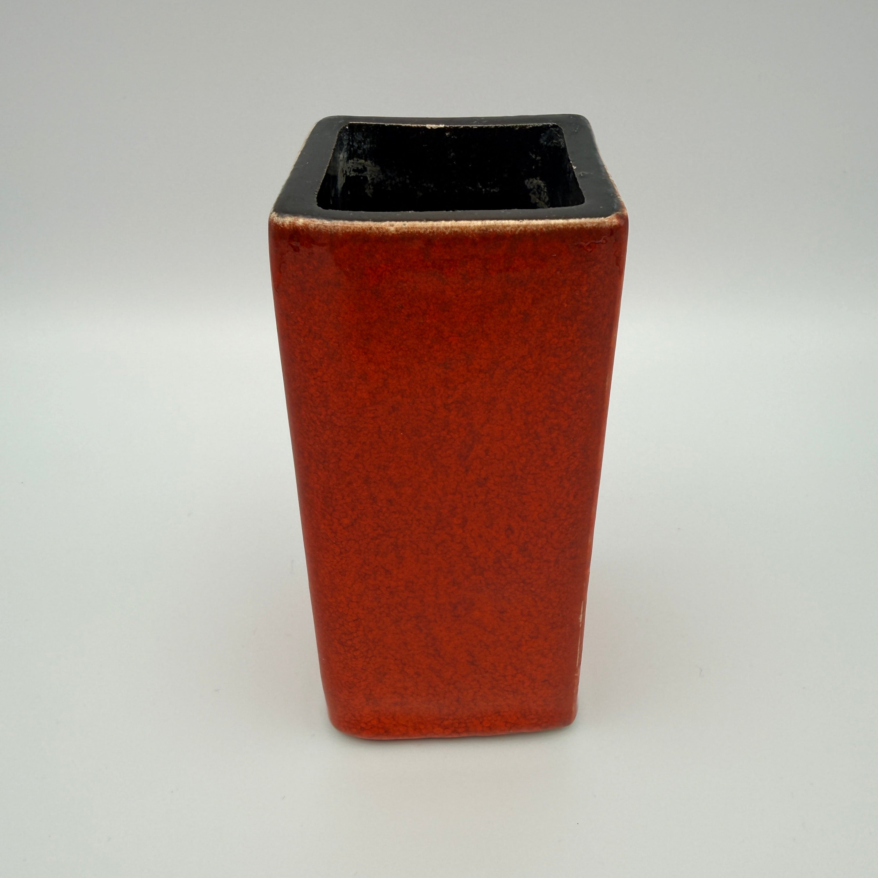 Mid Century Keramikvase Rot Rechteckig ca. 1960er–1970er Jahre Showroom Ansbach