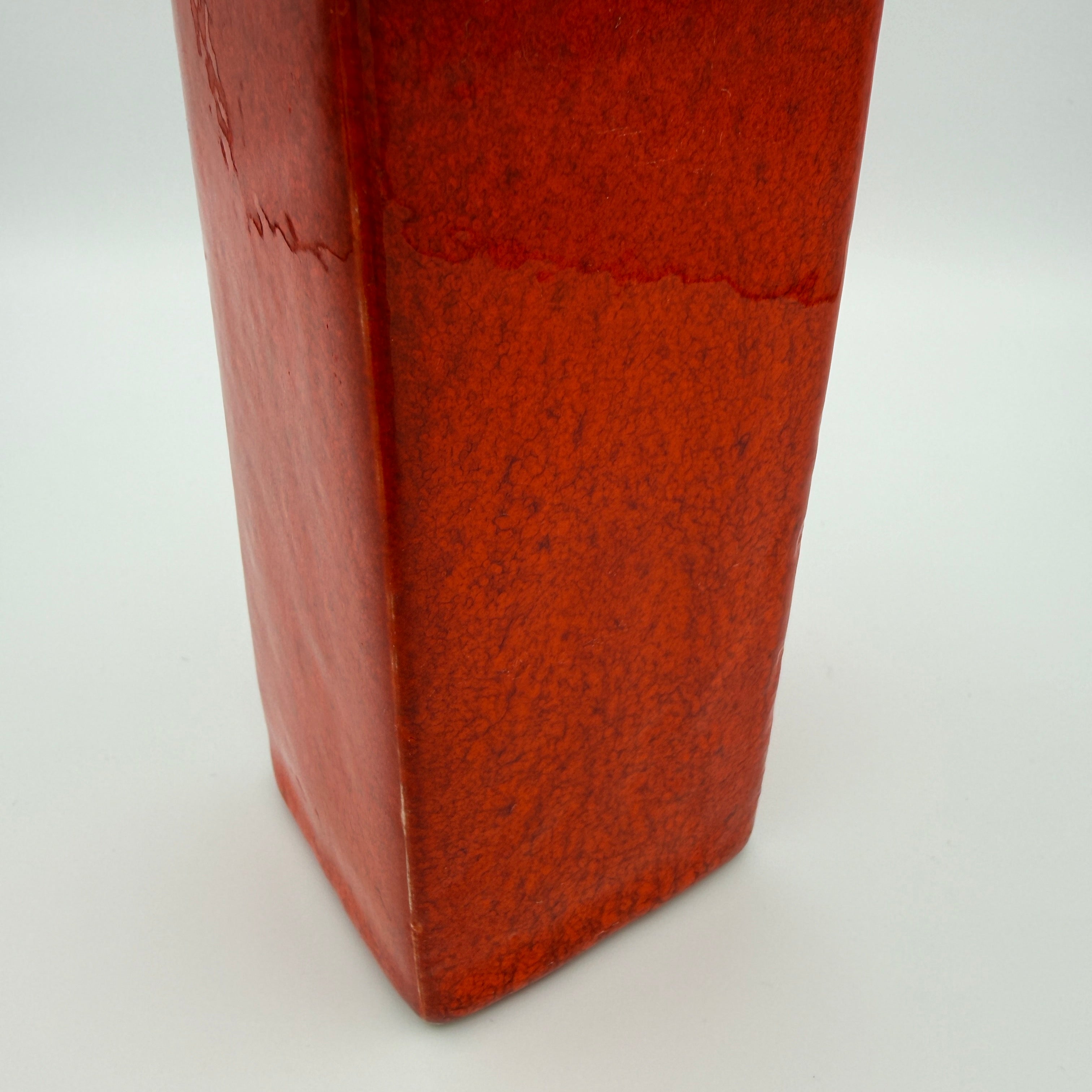 Mid Century Keramikvase Rot Rechteckig ca. 1960er–1970er Jahre Showroom Ansbach