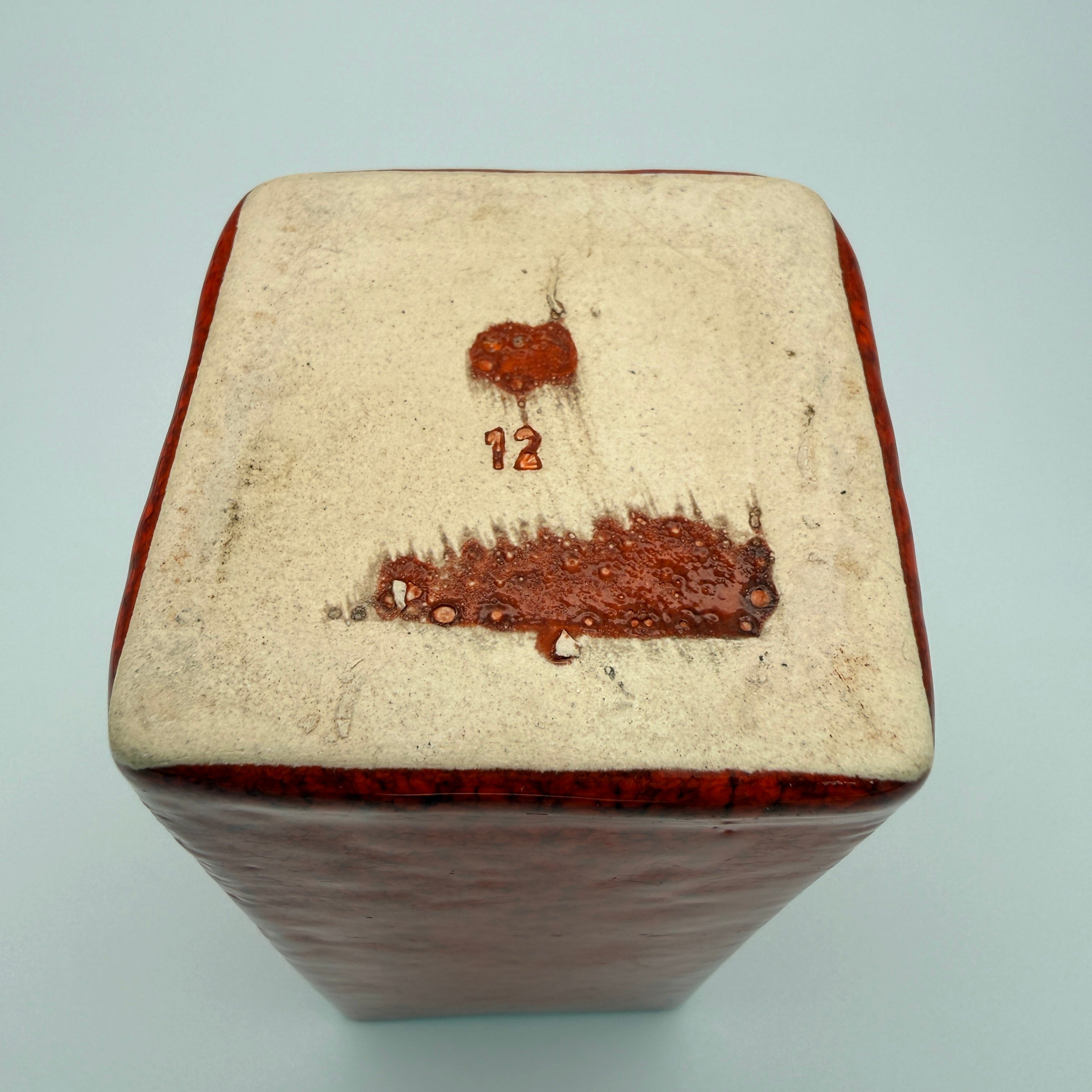 Mid Century Keramikvase Rot Rechteckig ca. 1960er–1970er Jahre Showroom Ansbach