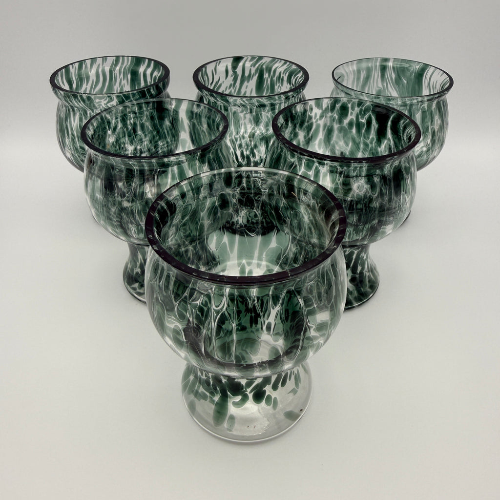 6 Kunstglas Fußbecher grün gesprenkelt handgearbeitet 1980er Showroom Ansbach