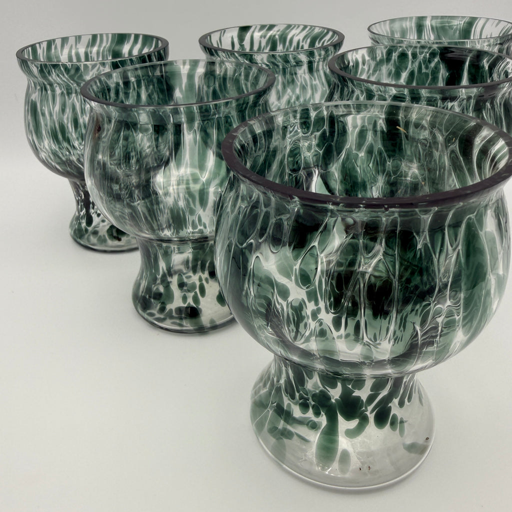 6 Kunstglas Fußbecher grün gesprenkelt handgearbeitet 1980er Showroom Ansbach