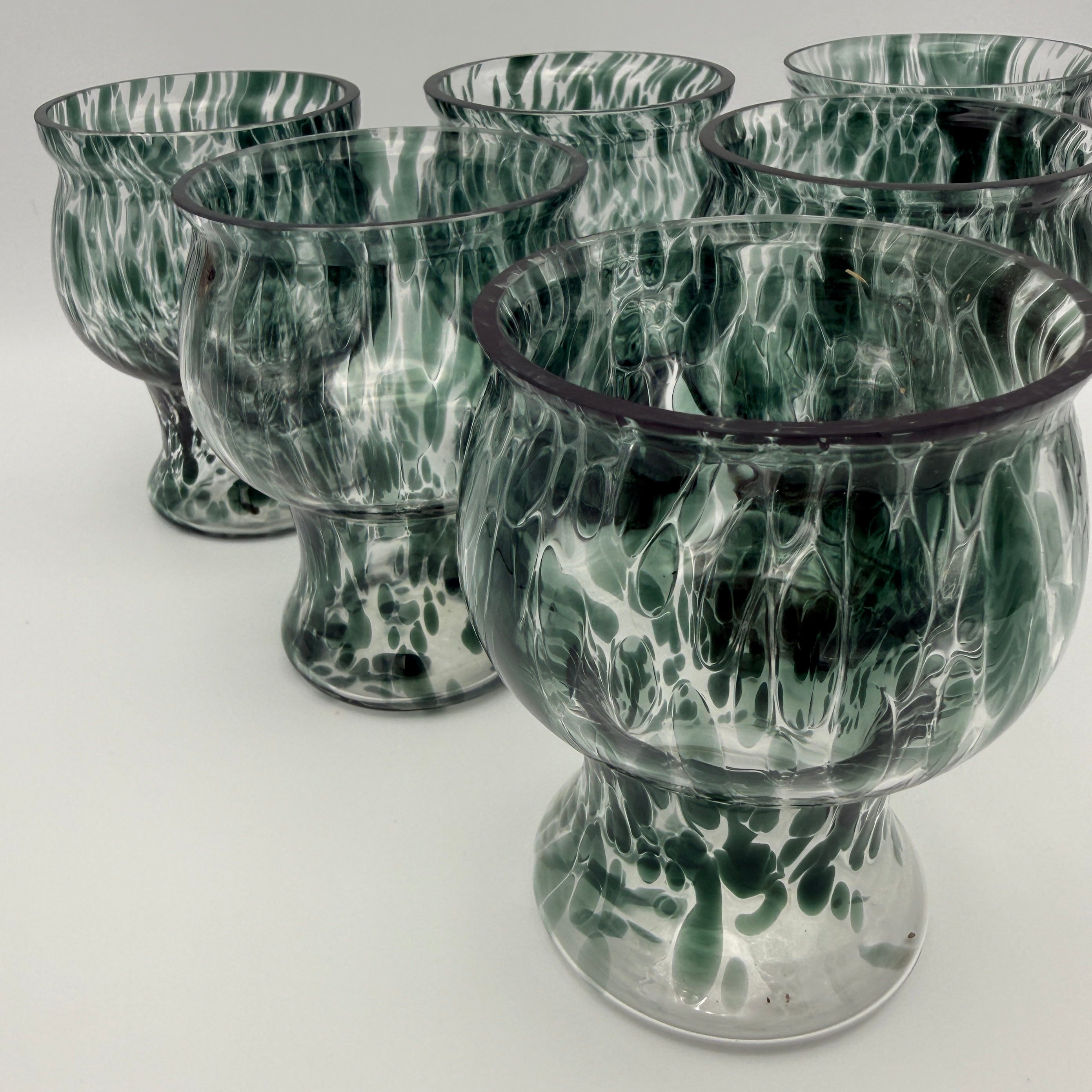 6 Kunstglas Fußbecher grün gesprenkelt handgearbeitet 1980er Showroom Ansbach