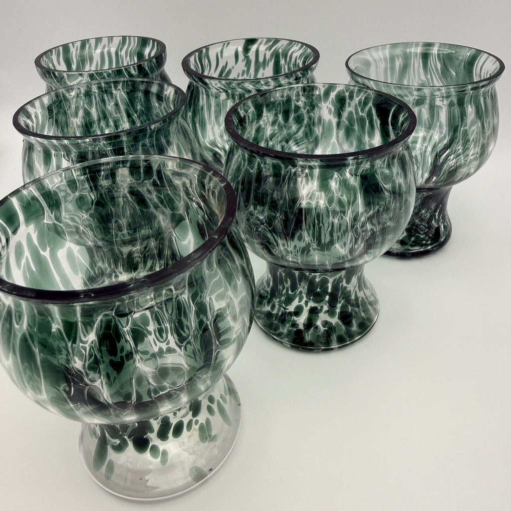 6 Kunstglas Fußbecher grün gesprenkelt handgearbeitet 1980er Showroom Ansbach