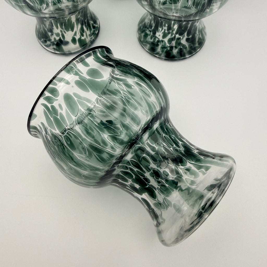 6 Kunstglas Fußbecher grün gesprenkelt handgearbeitet 1980er Showroom Ansbach