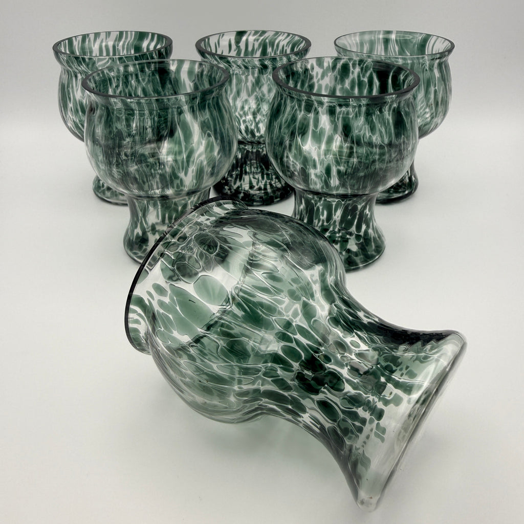 6 Kunstglas Fußbecher grün gesprenkelt handgearbeitet 1980er Showroom Ansbach