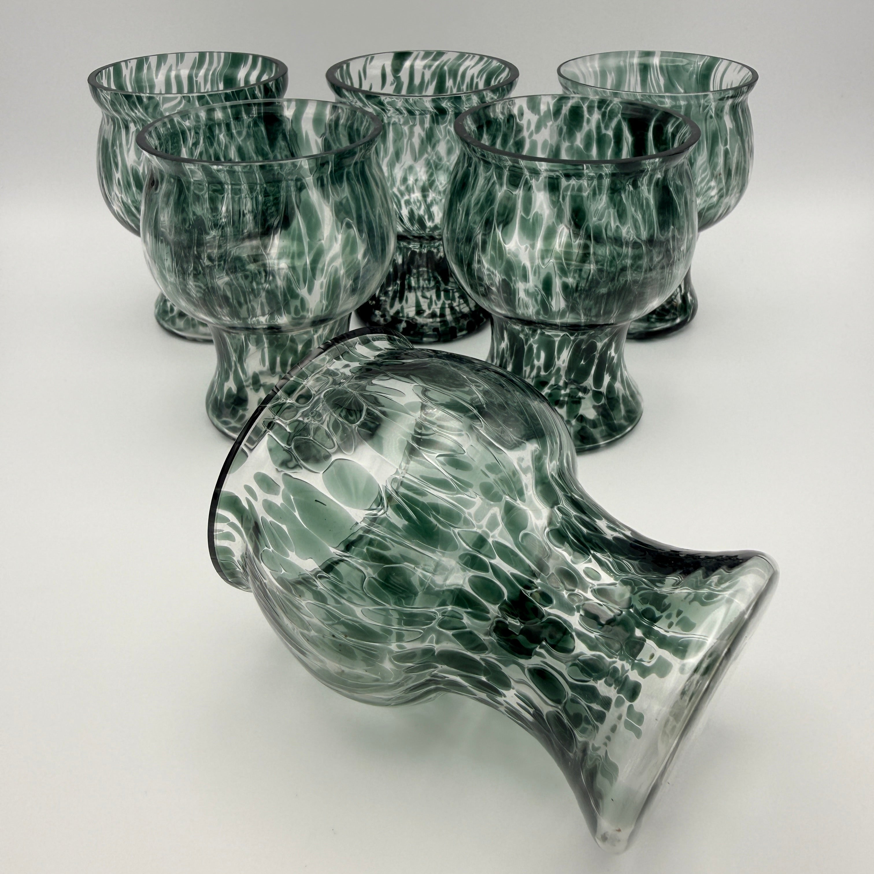 6 Kunstglas Fußbecher grün gesprenkelt handgearbeitet 1980er Showroom Ansbach