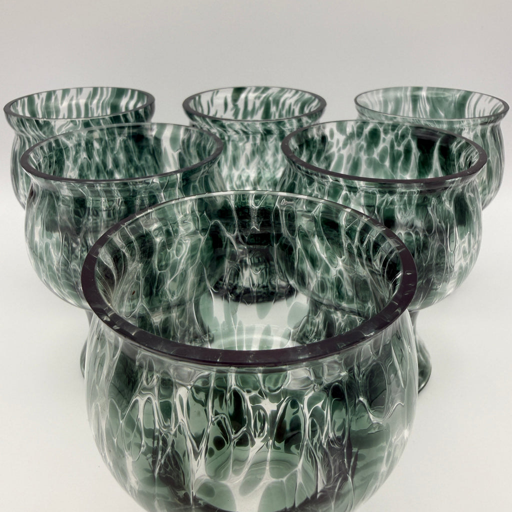 6 Kunstglas Fußbecher grün gesprenkelt handgearbeitet 1980er Showroom Ansbach