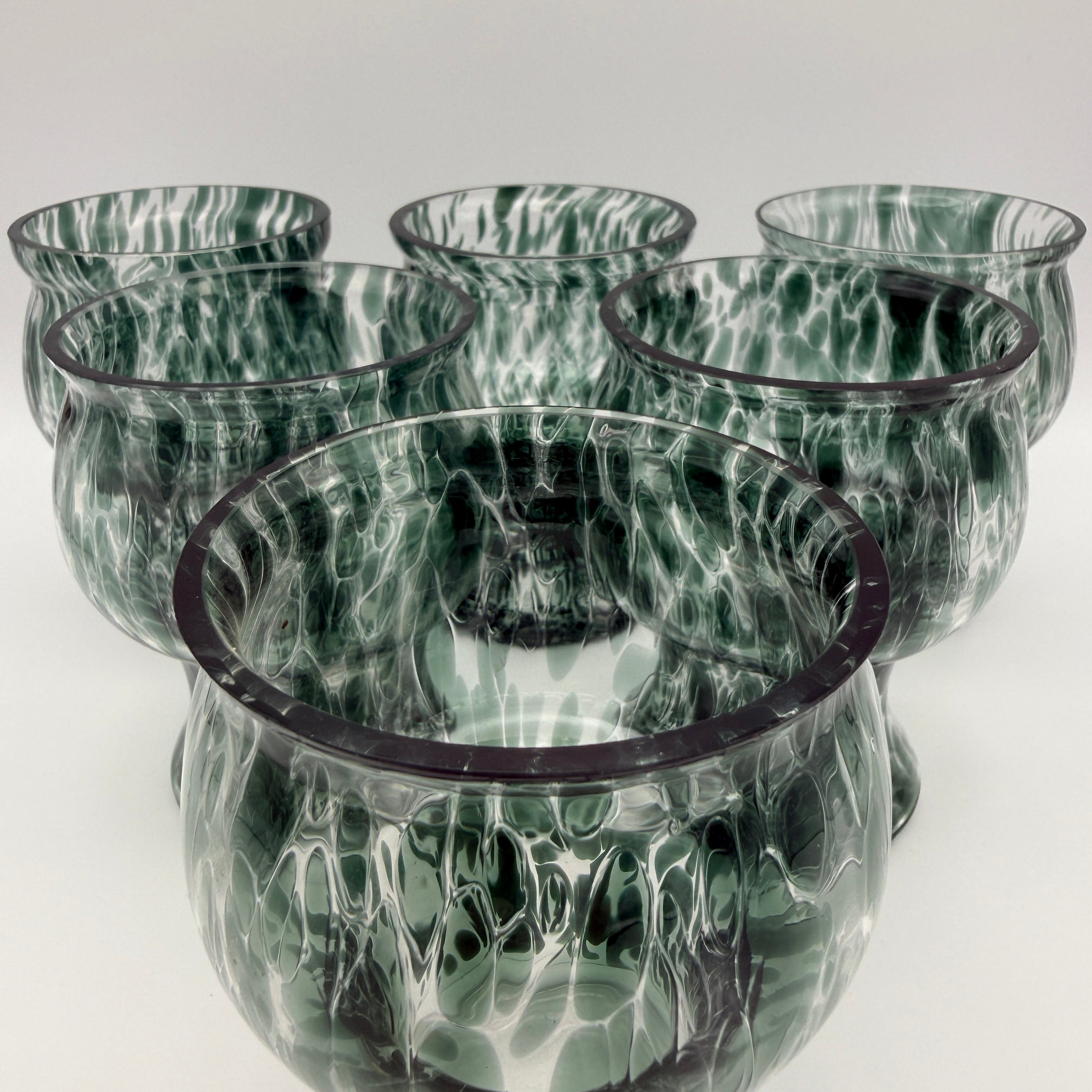 6 Kunstglas Fußbecher grün gesprenkelt handgearbeitet 1980er Showroom Ansbach
