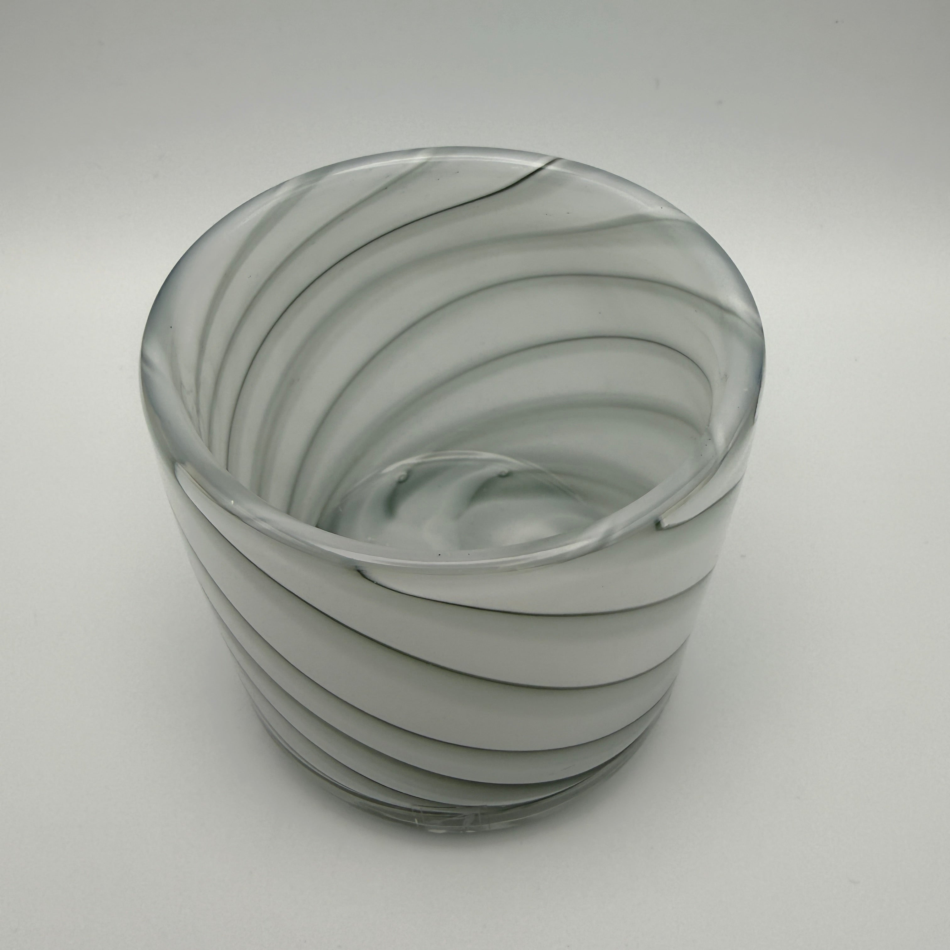 Handmade Studio Glas Windlicht Vase Weiß Grau Swirl ca. 1990er–2000er Showroom Ansbach