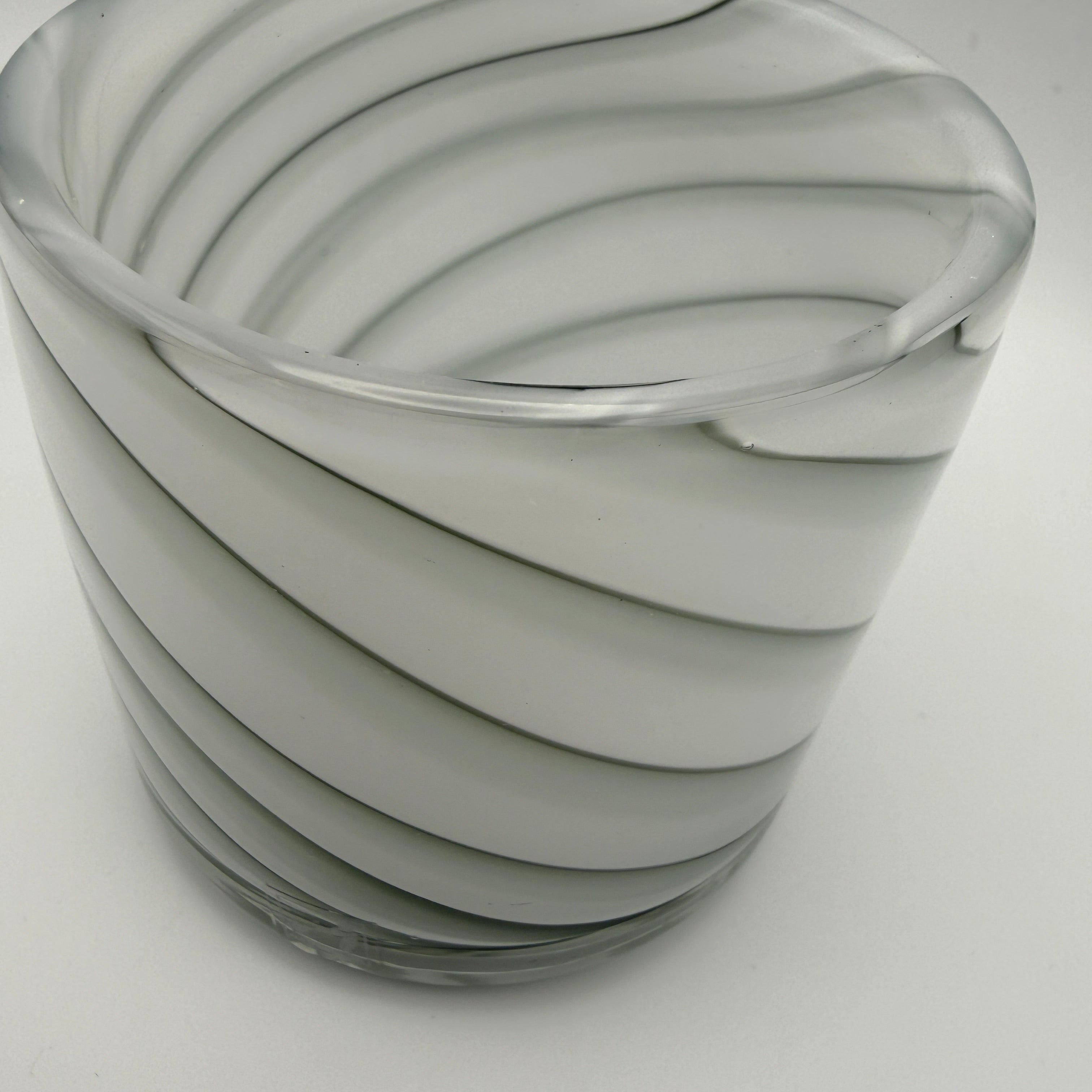 Handmade Studio Glas Windlicht Vase Weiß Grau Swirl ca. 1990er–2000er Showroom Ansbach