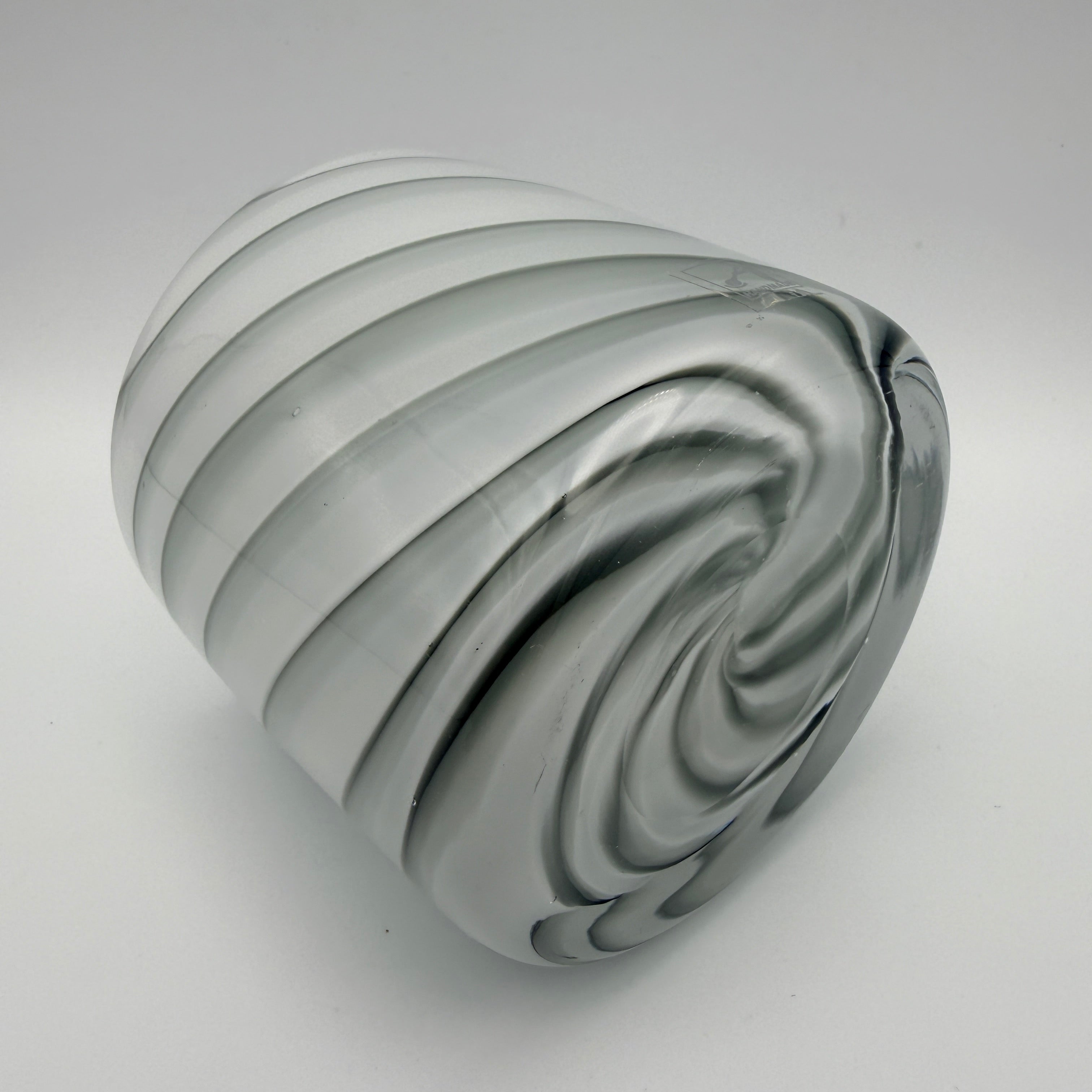 Handmade Studio Glas Windlicht Vase Weiß Grau Swirl ca. 1990er–2000er Showroom Ansbach