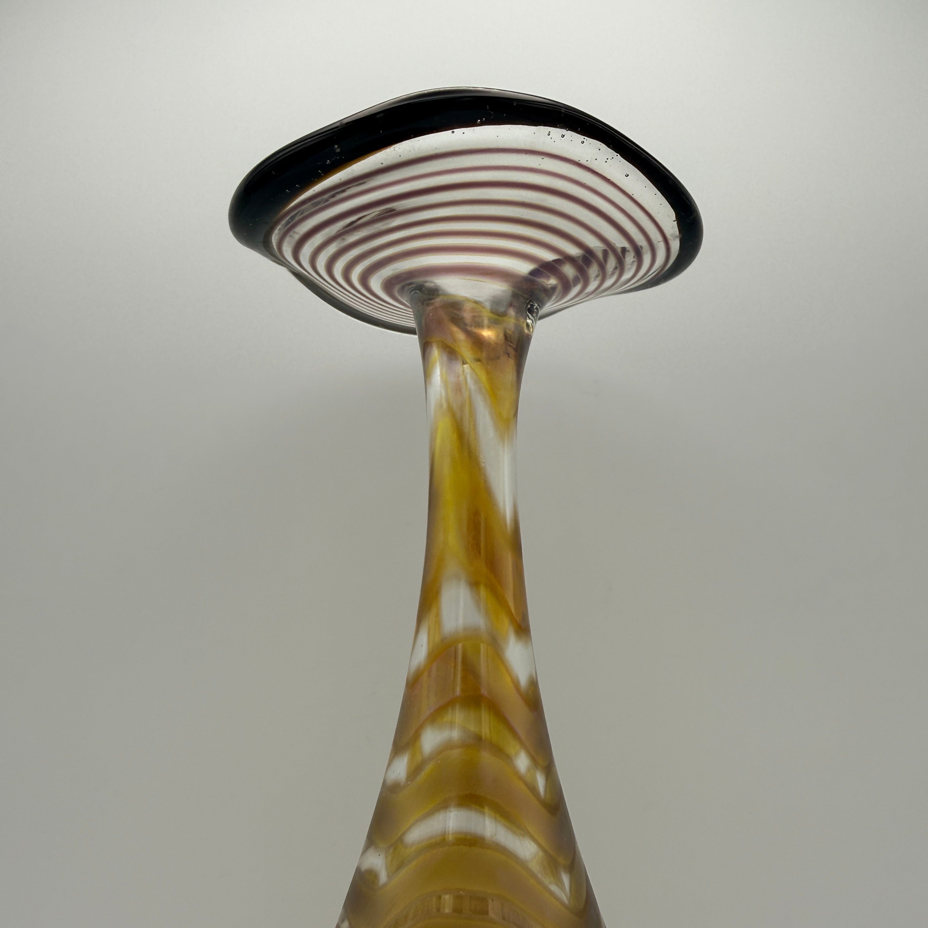 Eisch Studioglas Langhalsvase Fenicio irisierend signiert 1988 Glashütte Eisch