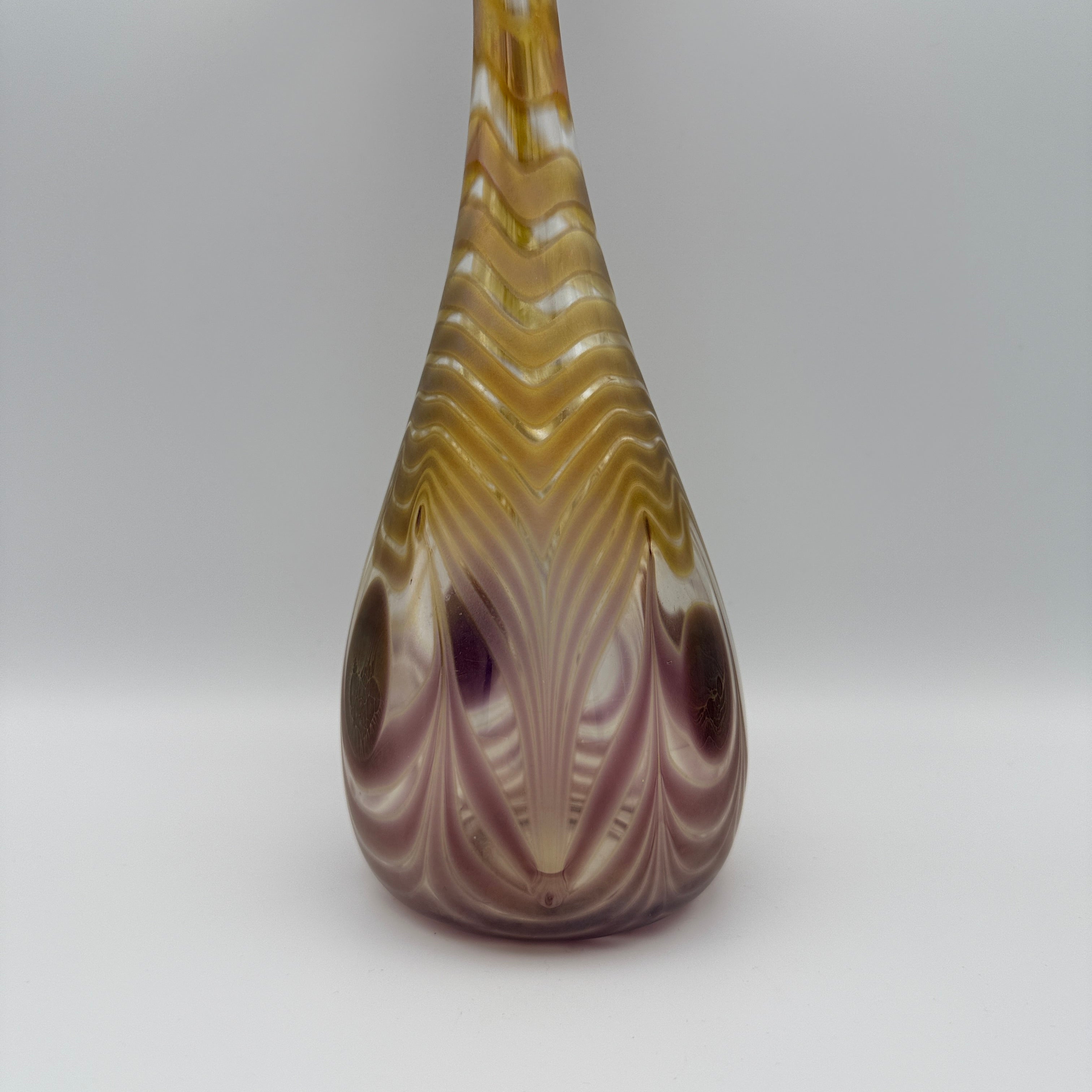 Eisch Studioglas Langhalsvase Fenicio irisierend signiert 1988 Glashütte Eisch