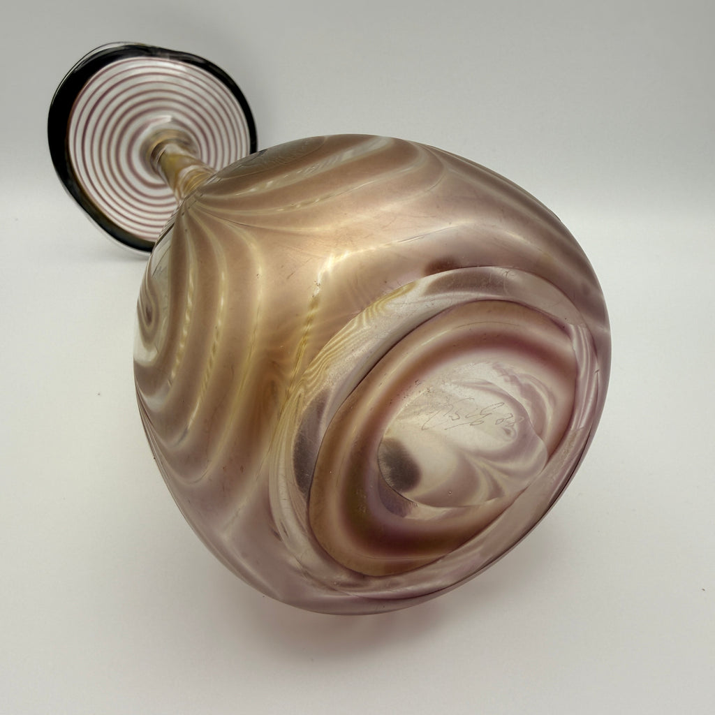 Eisch Studioglas Langhalsvase Fenicio irisierend signiert 1988 Glashütte Eisch