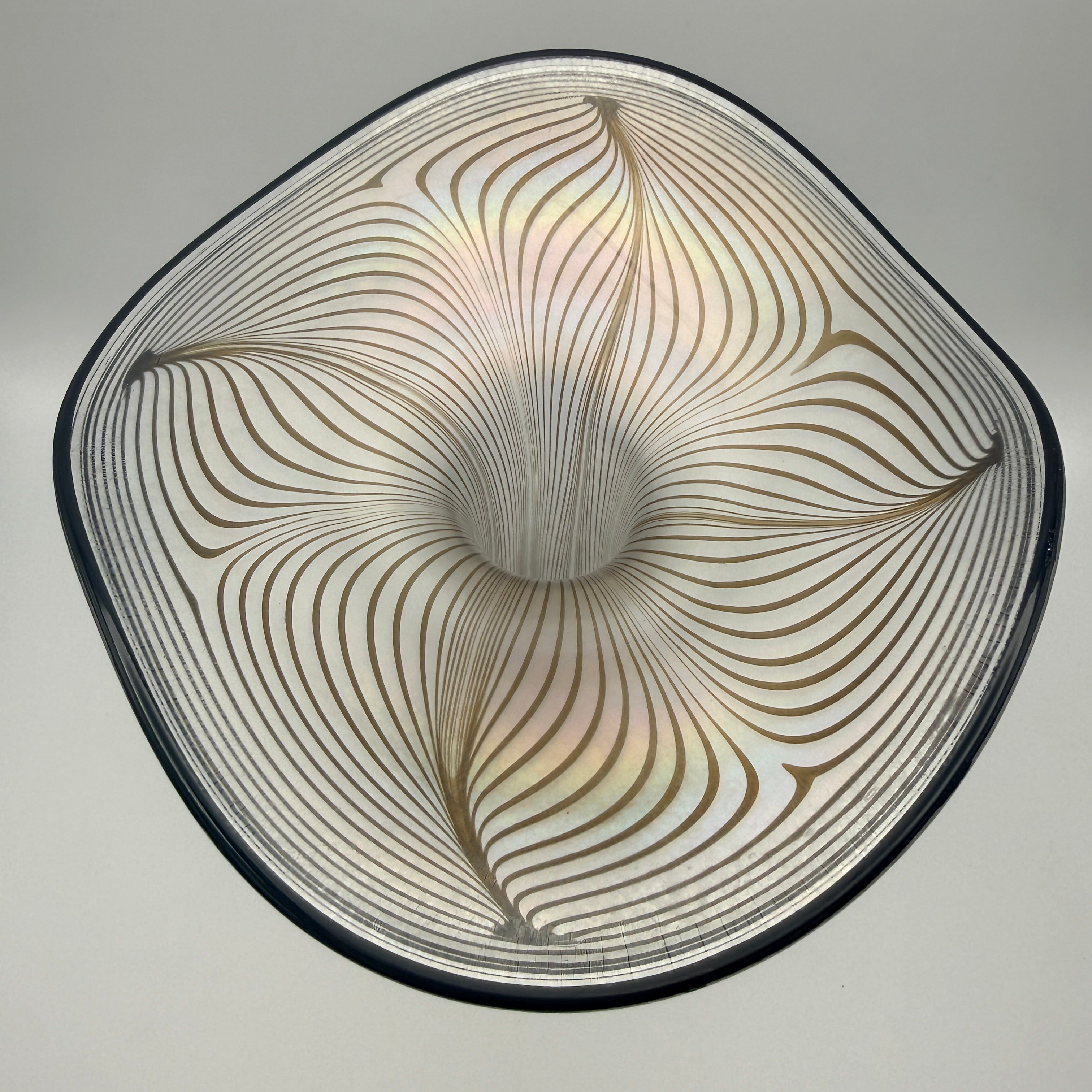 Eisch Studioglas Vase 1984 irisierend Fadendekor signiert Glashütte Eisch