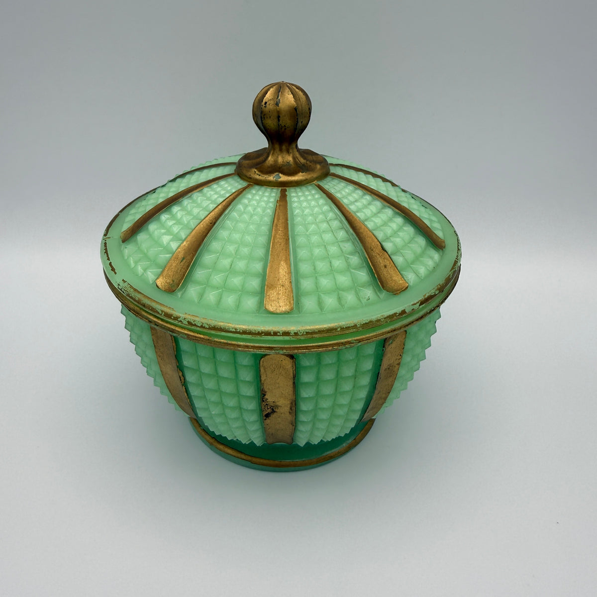Art-déco Deckeldose aus Uranglas mit Golddekor um 1930 Showroom Ansbach