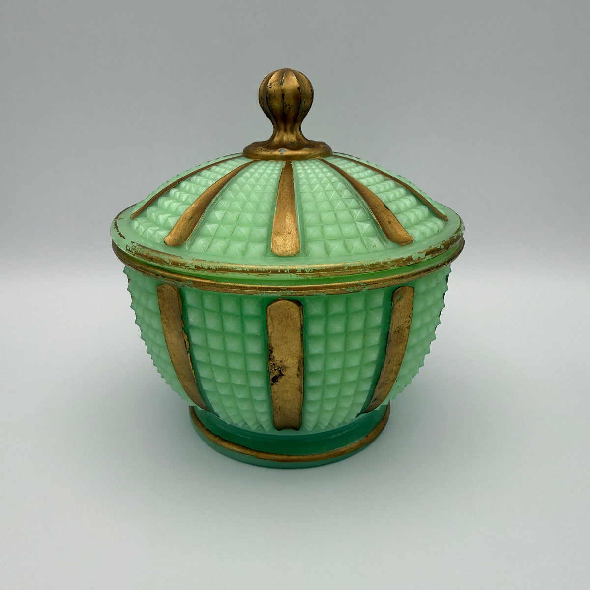 Art-déco Deckeldose aus Uranglas mit Golddekor um 1930 Showroom Ansbach