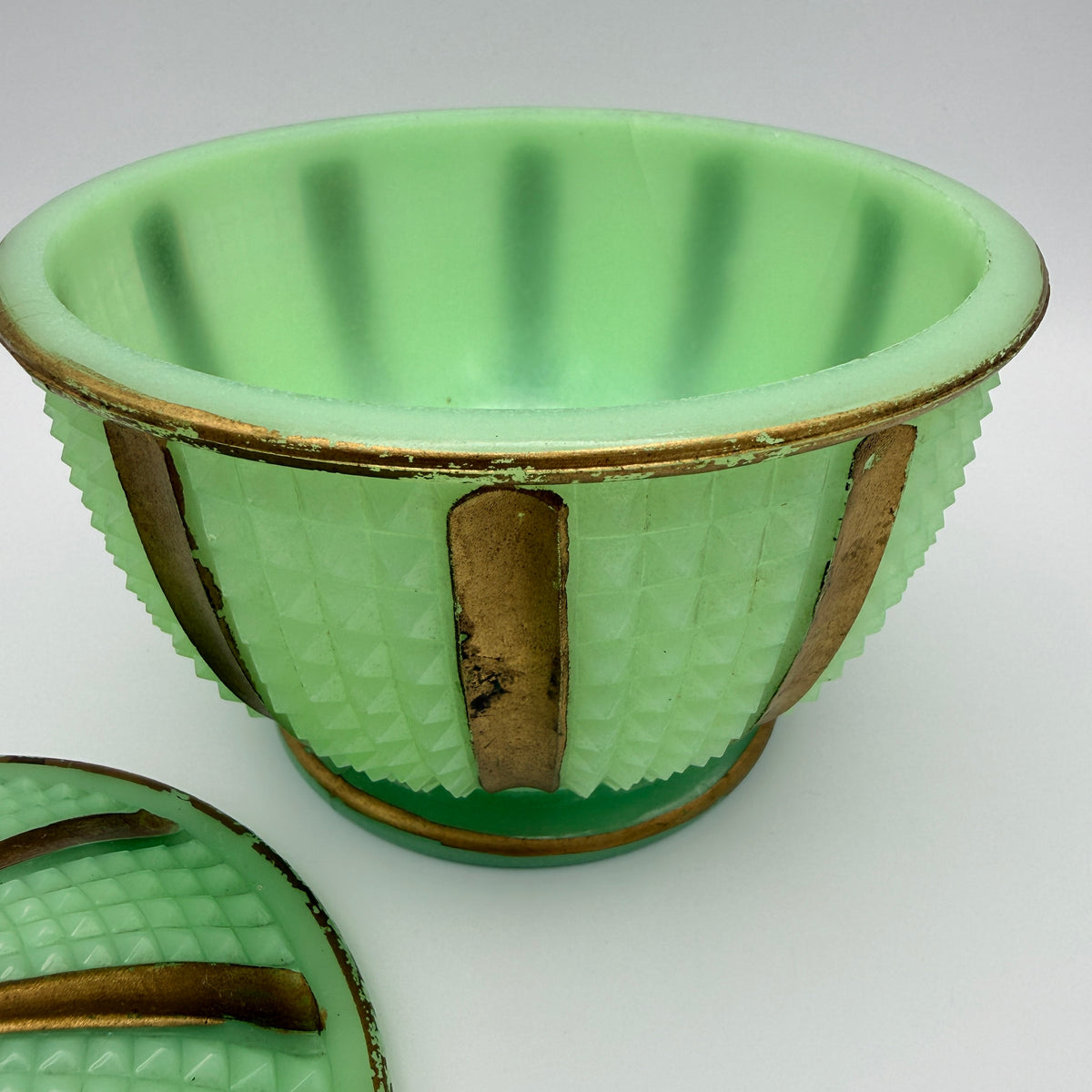 Art-déco Deckeldose aus Uranglas mit Golddekor um 1930 Showroom Ansbach